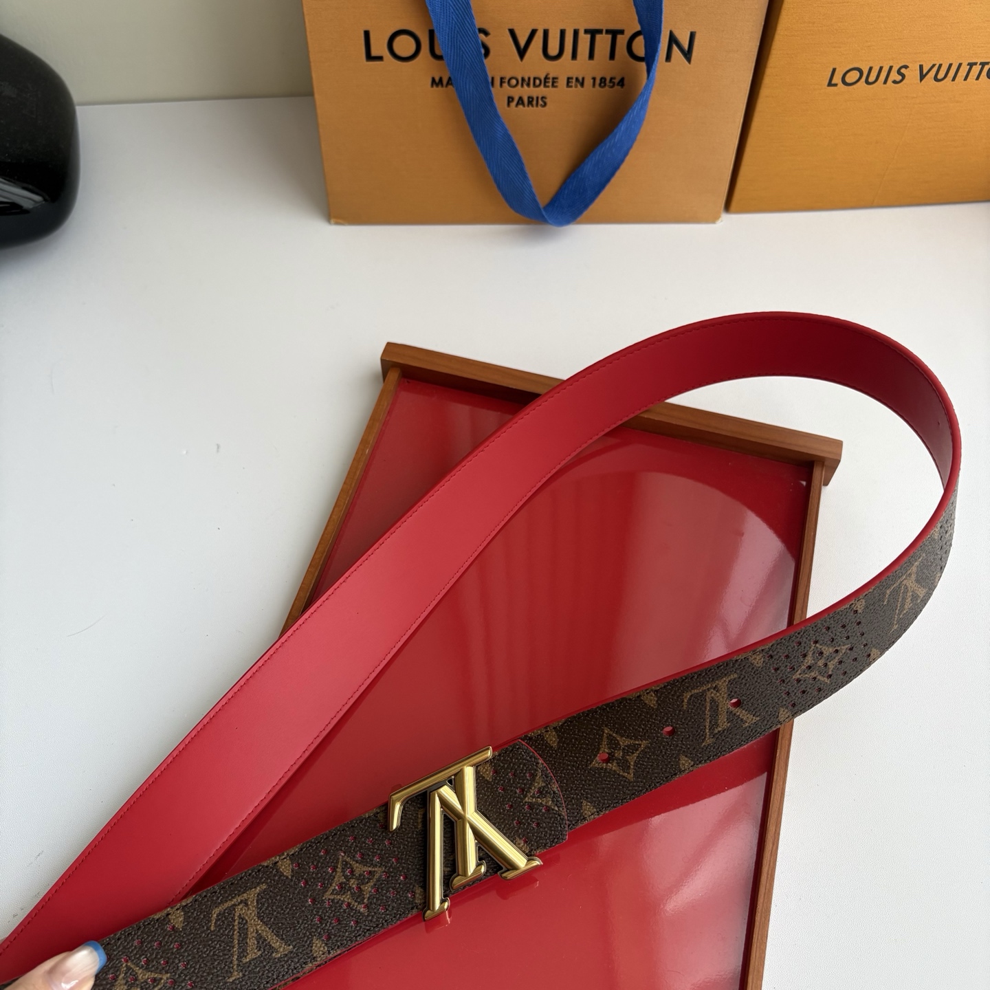 Lv字母老花印花搭配另一面原版红色平纹底，搭配精品挂扣，精致百搭，时尚大方，宽4.0cm