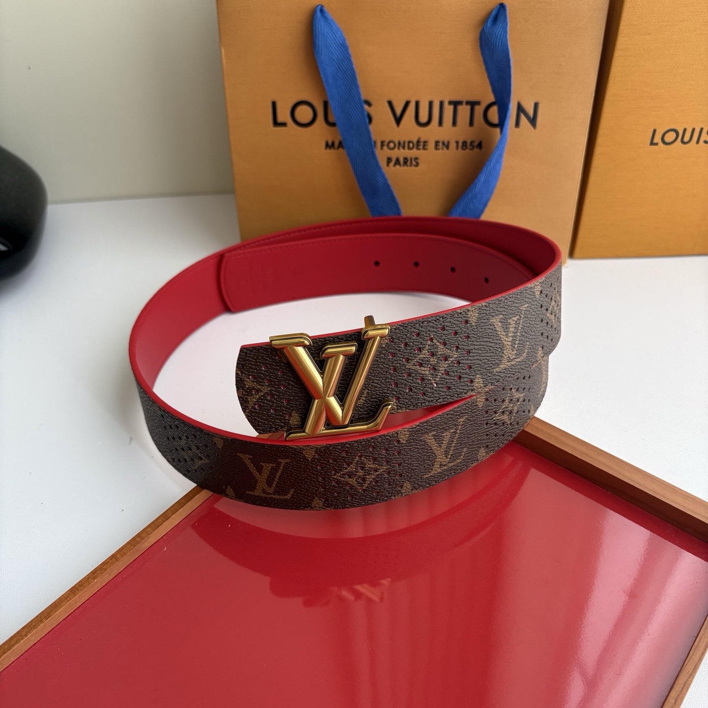 Lv字母老花印花搭配另一面原版红色平纹底，搭配精品挂扣，精致百搭，时尚大方，宽4.0cm