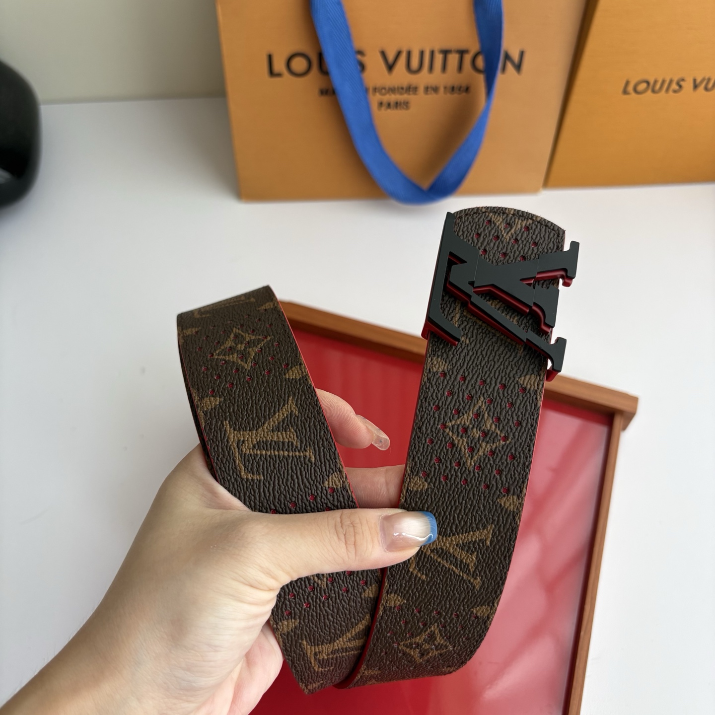 Lv字母老花印花搭配另一面原版红色平纹底，搭配精品挂扣，精致百搭，时尚大方，宽4.0cm