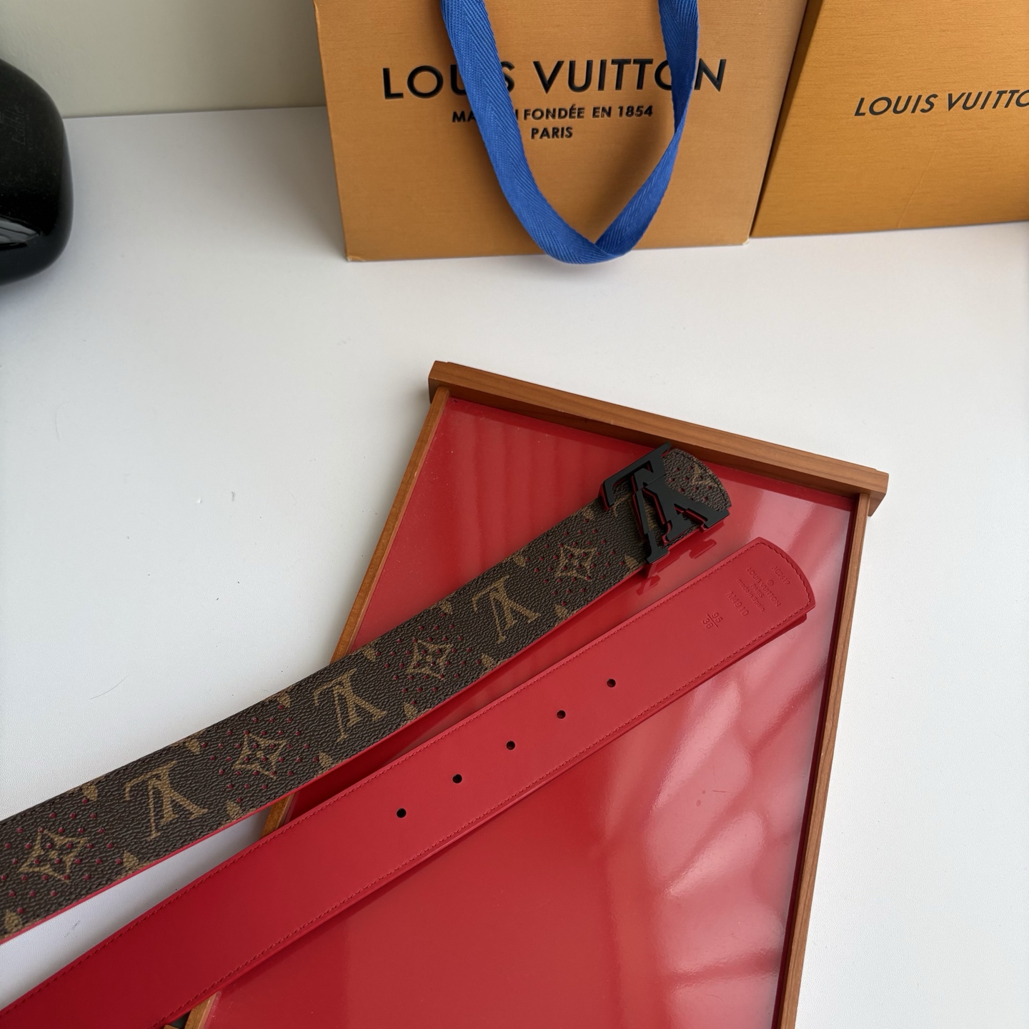 Lv字母老花印花搭配另一面原版红色平纹底，搭配精品挂扣，精致百搭，时尚大方，宽4.0cm