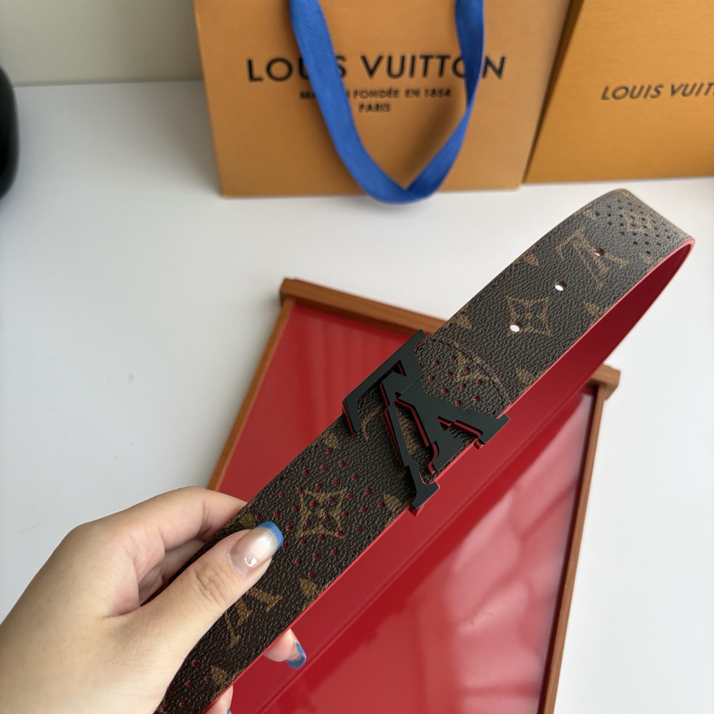 Lv字母老花印花搭配另一面原版红色平纹底，搭配精品挂扣，精致百搭，时尚大方，宽4.0cm
