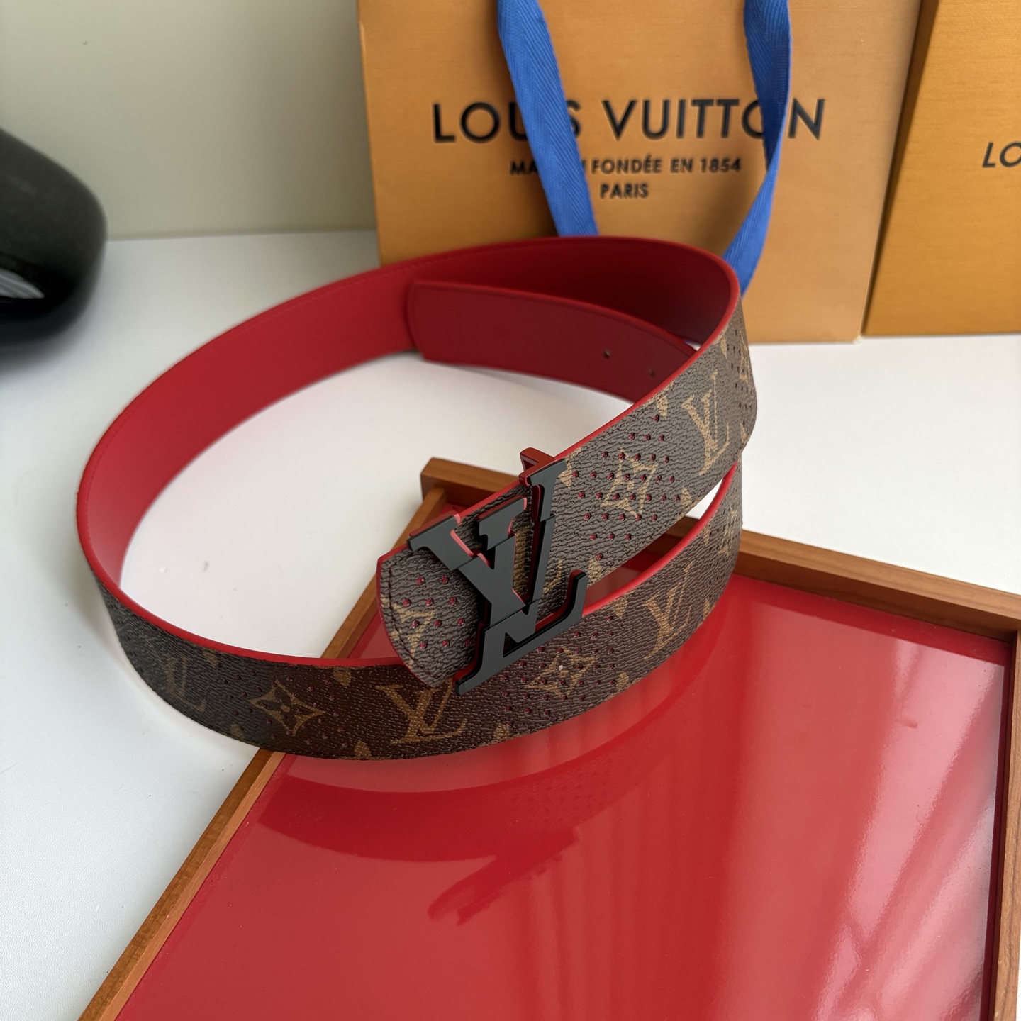 Lv字母老花印花搭配另一面原版红色平纹底，搭配精品挂扣，精致百搭，时尚大方，宽4.0cm