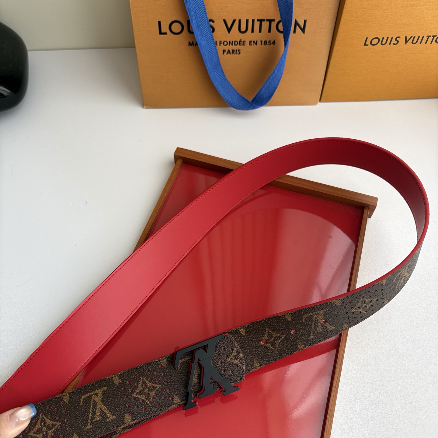 Lv字母老花印花搭配另一面原版红色平纹底，搭配精品挂扣，精致百搭，时尚大方，宽4.0cm
