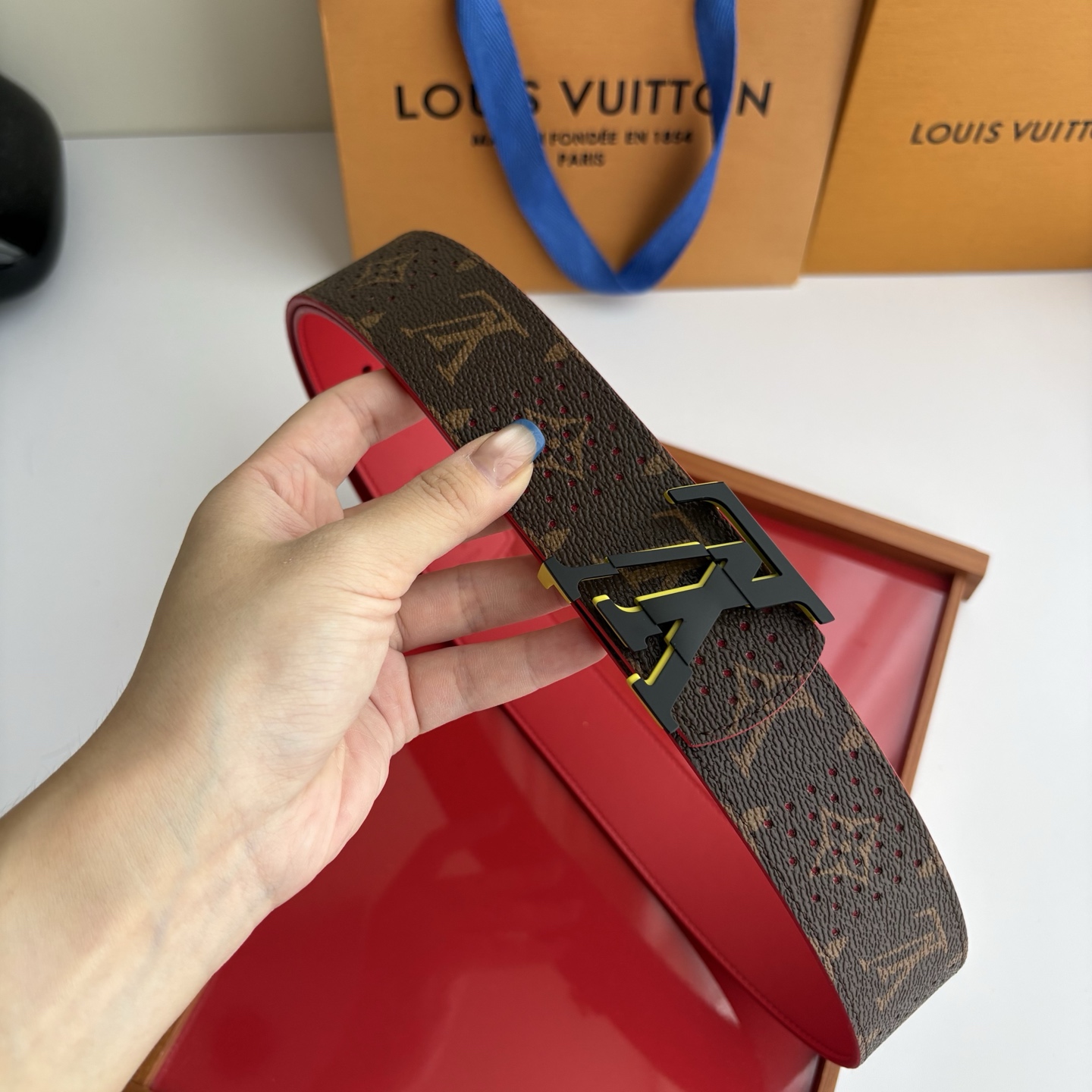 Lv字母老花印花搭配另一面原版红色平纹底，搭配精品挂扣，精致百搭，时尚大方，宽4.0cm