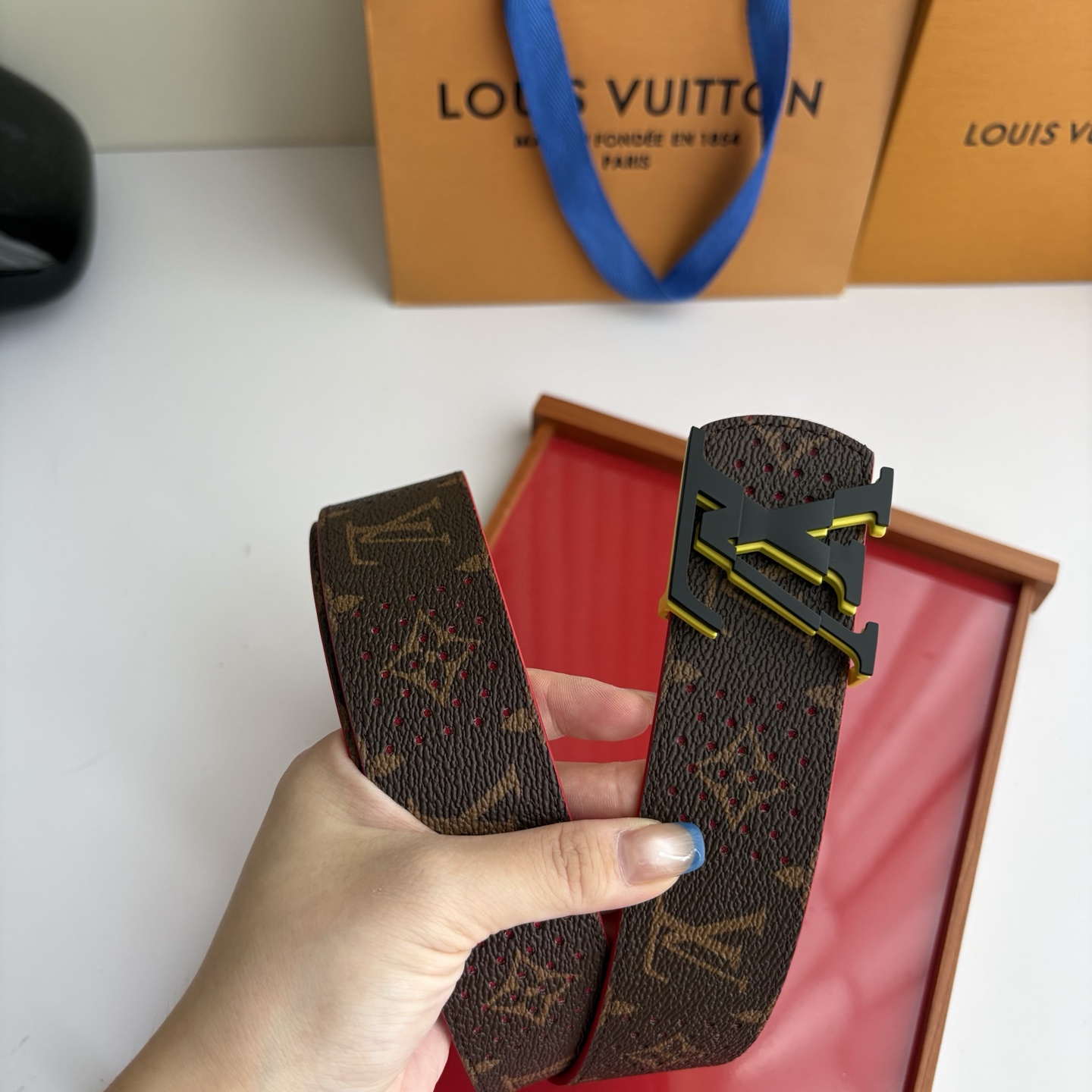 Lv字母老花印花搭配另一面原版红色平纹底，搭配精品挂扣，精致百搭，时尚大方，宽4.0cm