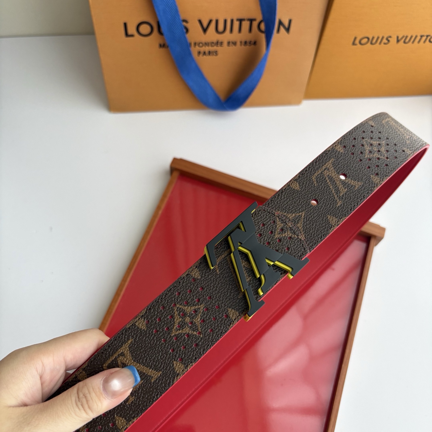 Lv字母老花印花搭配另一面原版红色平纹底，搭配精品挂扣，精致百搭，时尚大方，宽4.0cm
