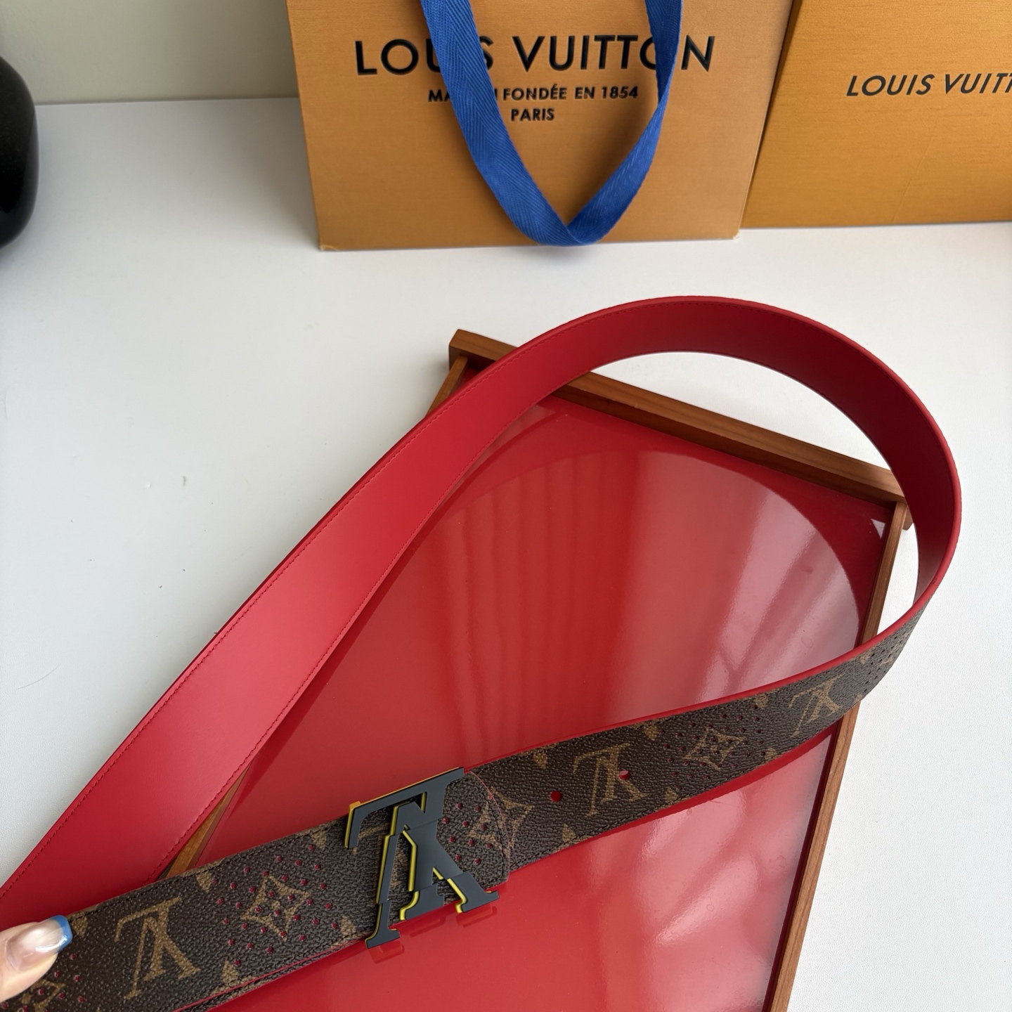 Lv字母老花印花搭配另一面原版红色平纹底，搭配精品挂扣，精致百搭，时尚大方，宽4.0cm
