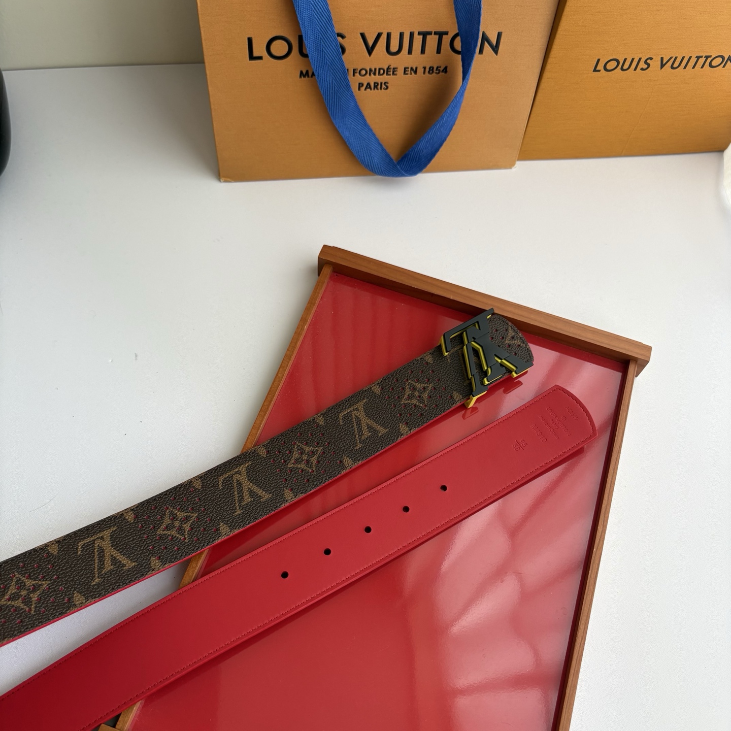 Lv字母老花印花搭配另一面原版红色平纹底，搭配精品挂扣，精致百搭，时尚大方，宽4.0cm