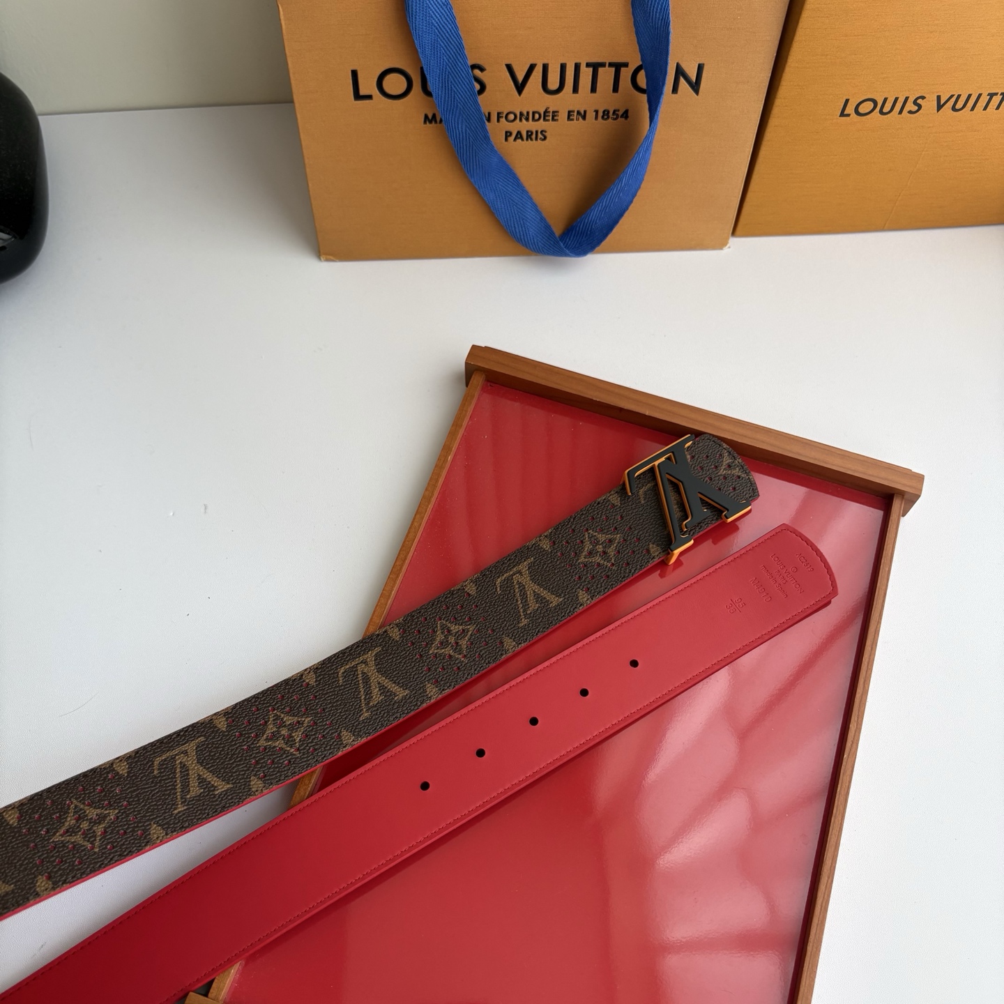 Lv字母老花印花搭配另一面原版红色平纹底，搭配精品挂扣，精致百搭，时尚大方，宽4.0cm