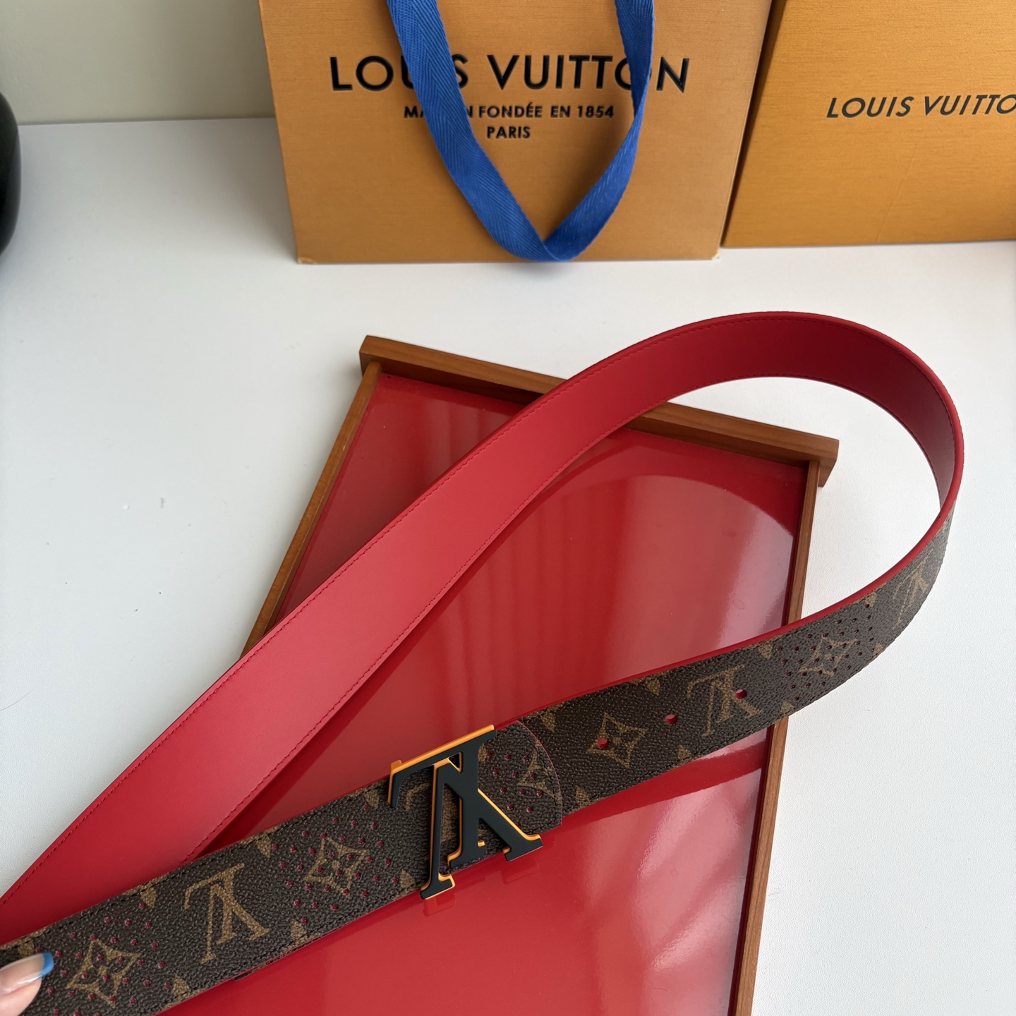 Lv字母老花印花搭配另一面原版红色平纹底，搭配精品挂扣，精致百搭，时尚大方，宽4.0cm