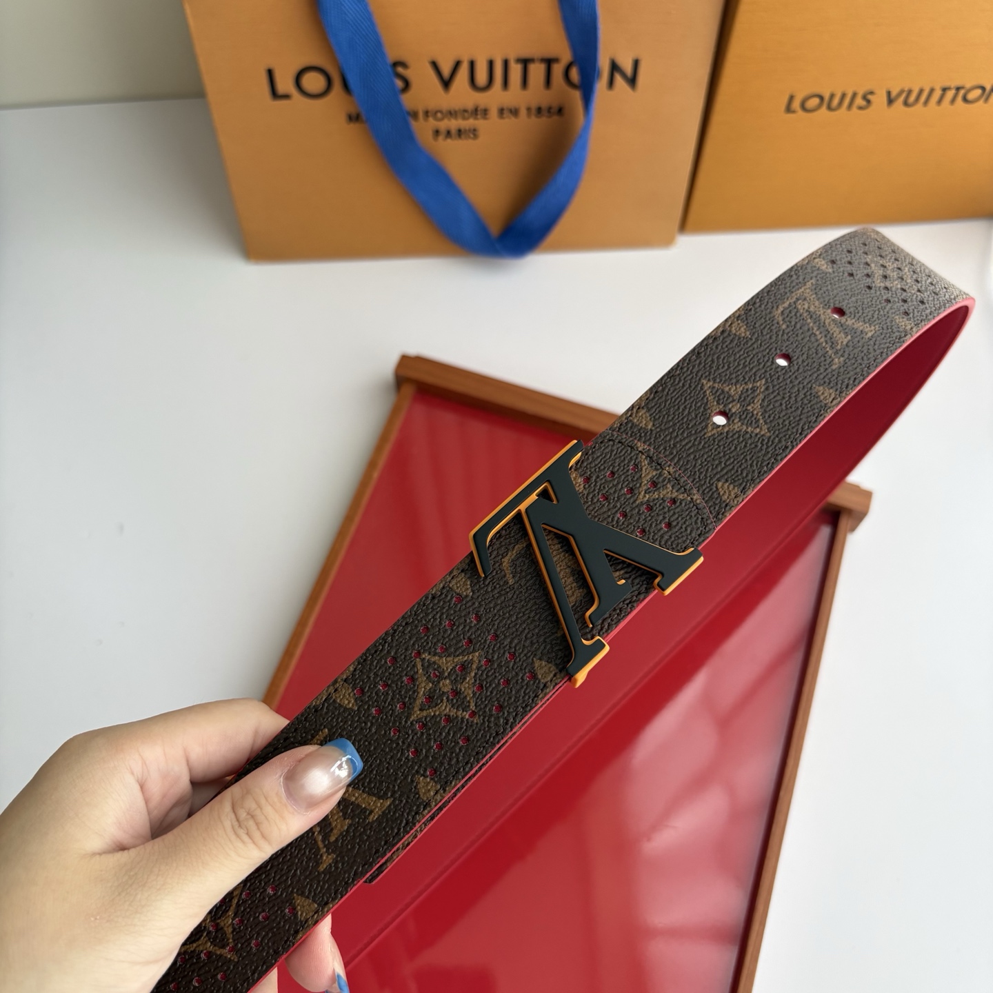 Lv字母老花印花搭配另一面原版红色平纹底，搭配精品挂扣，精致百搭，时尚大方，宽4.0cm