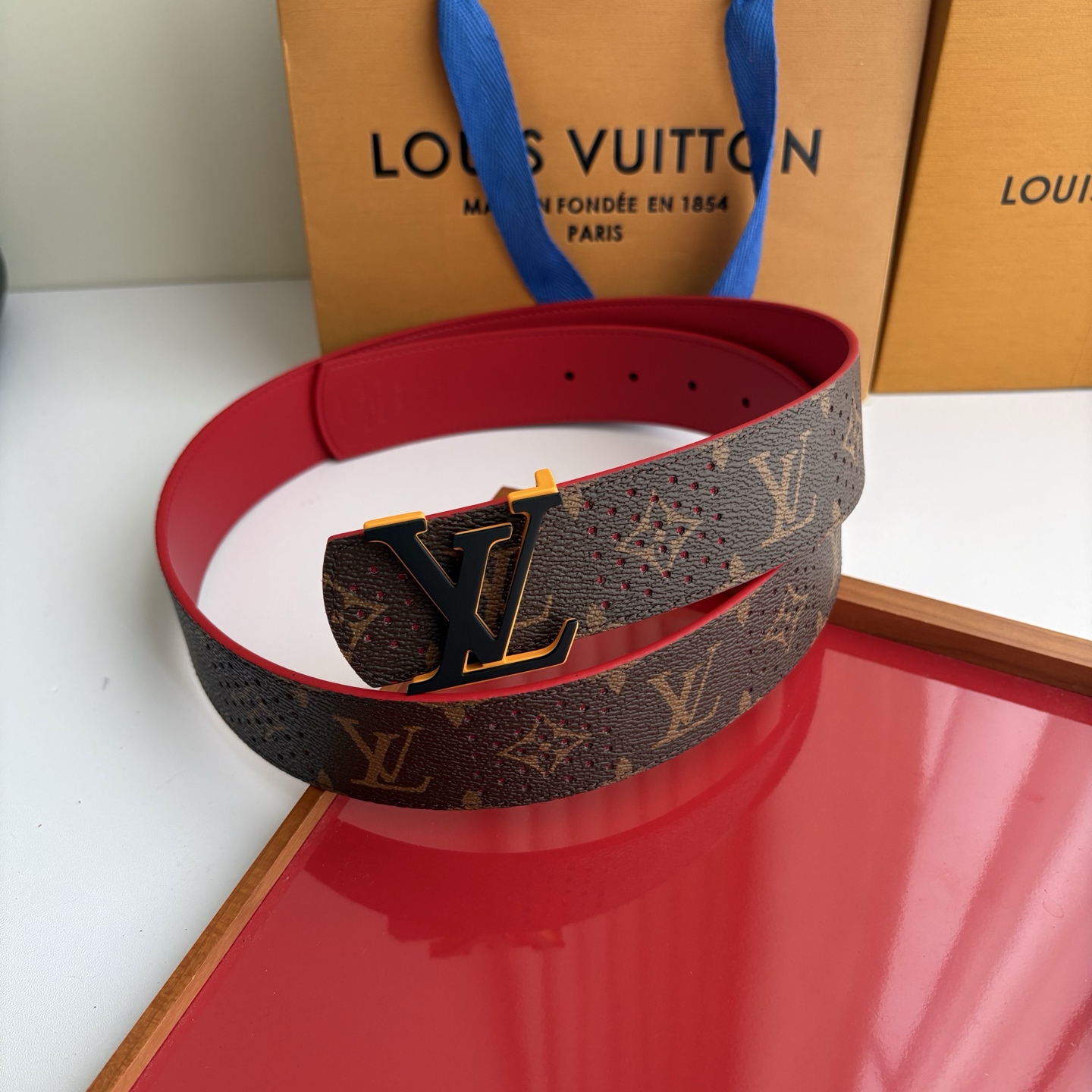 Lv字母老花印花搭配另一面原版红色平纹底，搭配精品挂扣，精致百搭，时尚大方，宽4.0cm