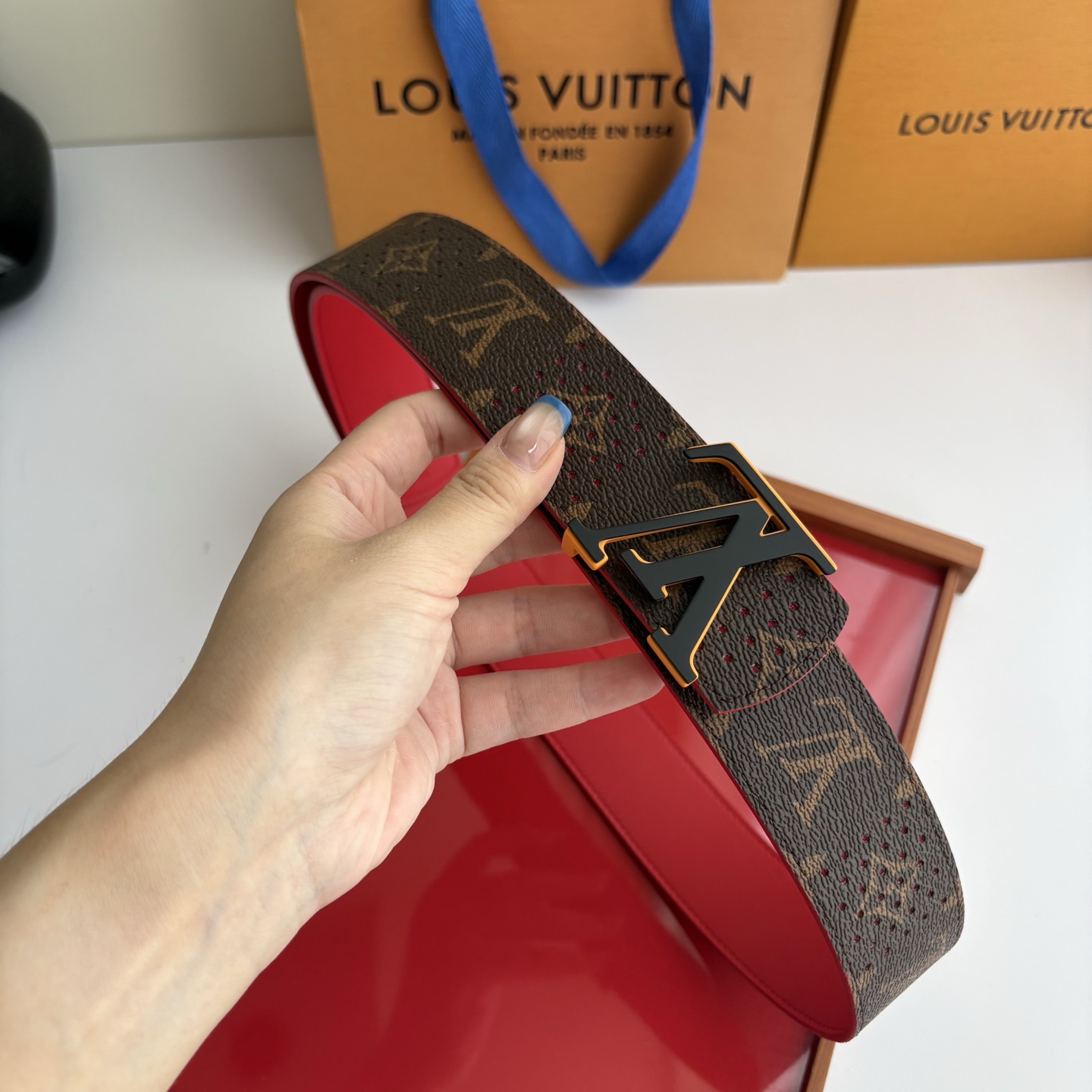 Lv字母老花印花搭配另一面原版红色平纹底，搭配精品挂扣，精致百搭，时尚大方，宽4.0cm
