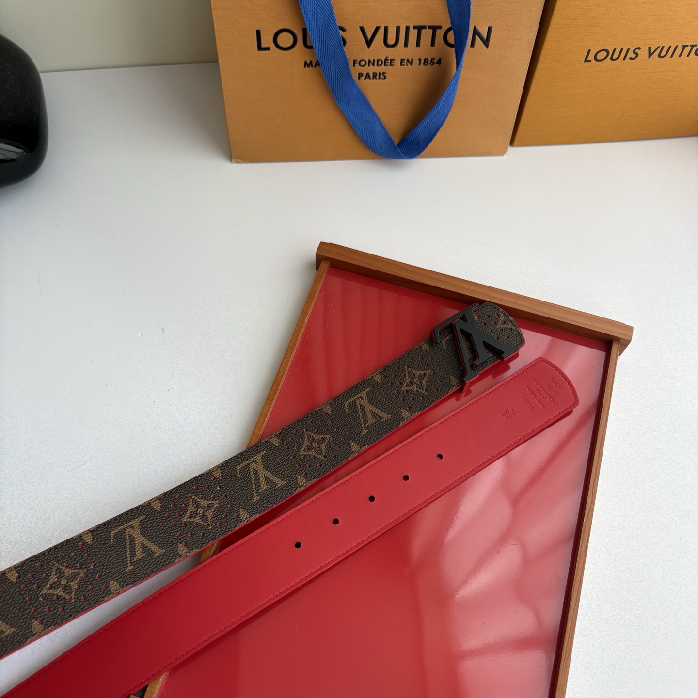 Lv字母老花印花搭配另一面原版红色平纹底，搭配精品挂扣，精致百搭，时尚大方，宽4.0cm