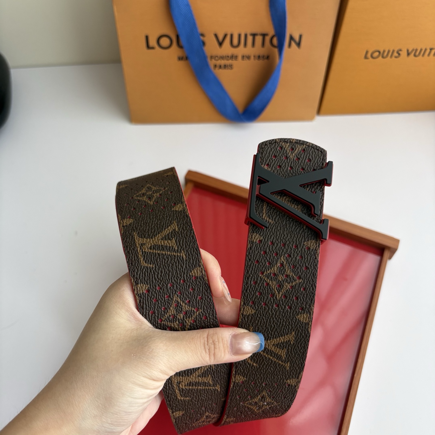 Lv字母老花印花搭配另一面原版红色平纹底，搭配精品挂扣，精致百搭，时尚大方，宽4.0cm