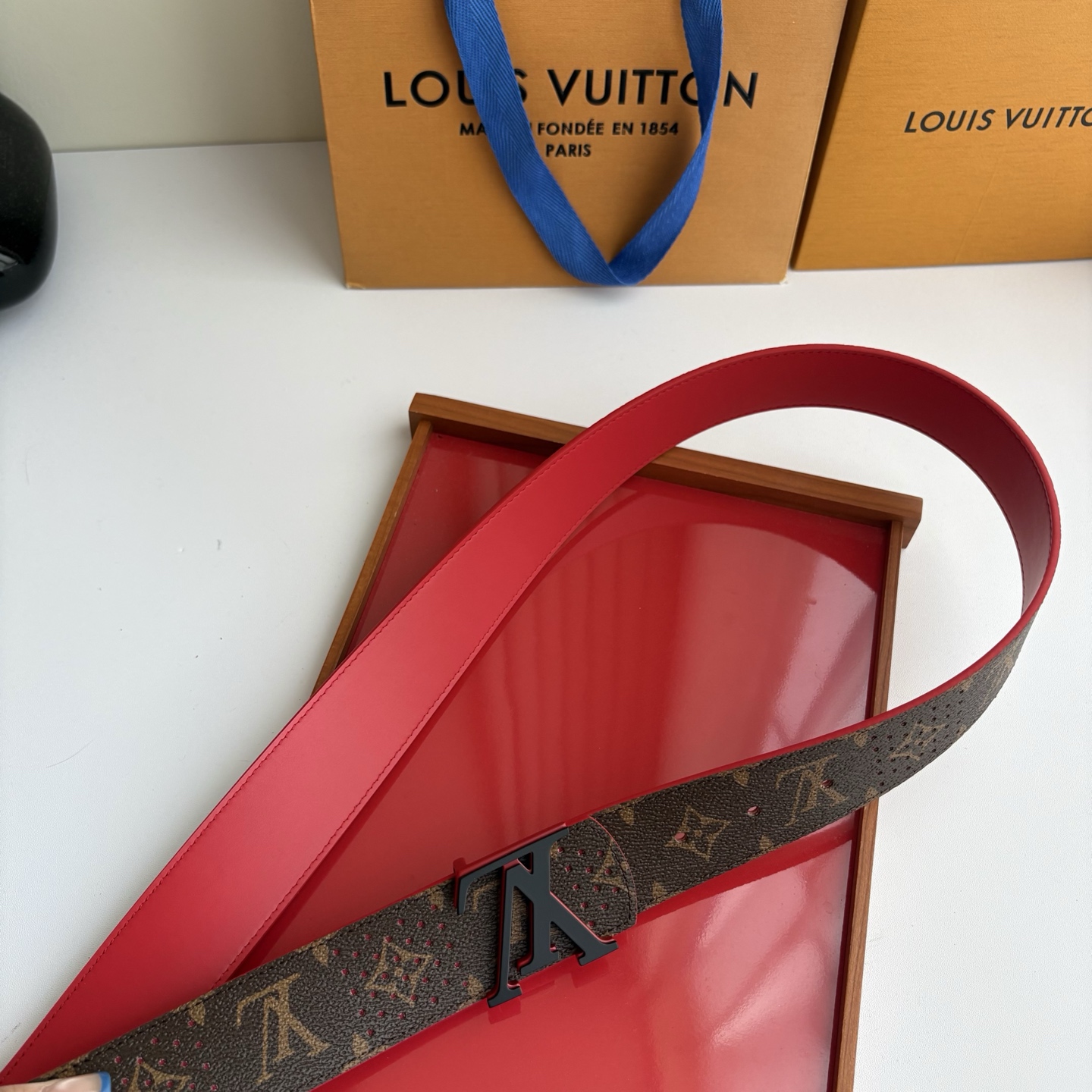 Lv字母老花印花搭配另一面原版红色平纹底，搭配精品挂扣，精致百搭，时尚大方，宽4.0cm