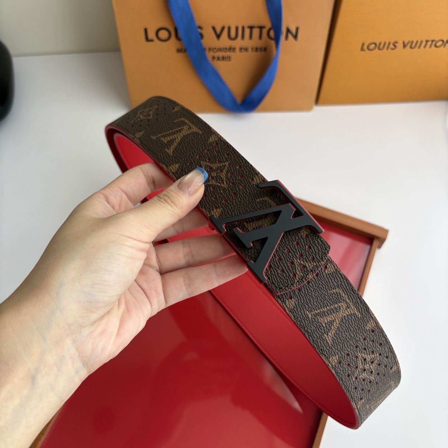 Lv字母老花印花搭配另一面原版红色平纹底，搭配精品挂扣，精致百搭，时尚大方，宽4.0cm