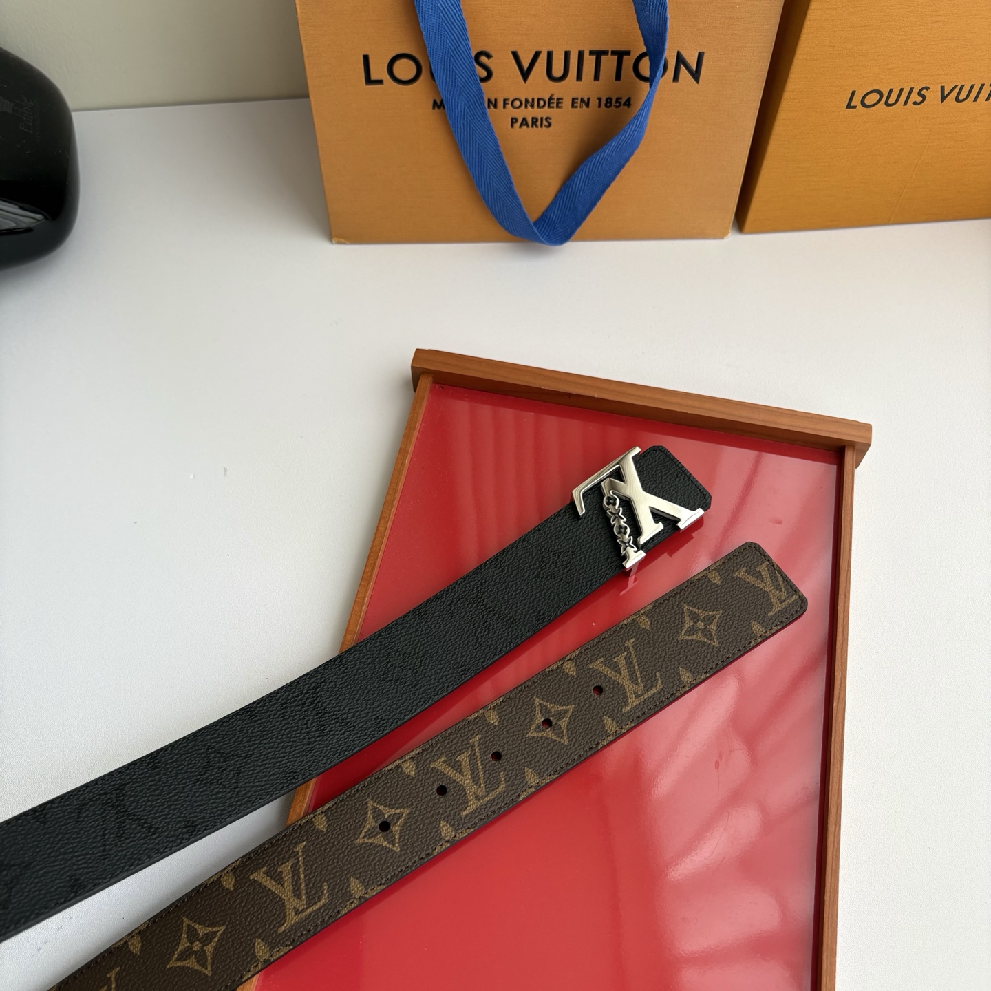 Lv字母老花印花搭配另一面黑灰色印花，搭配精品挂扣，精致百搭，时尚大方，宽4.0cm