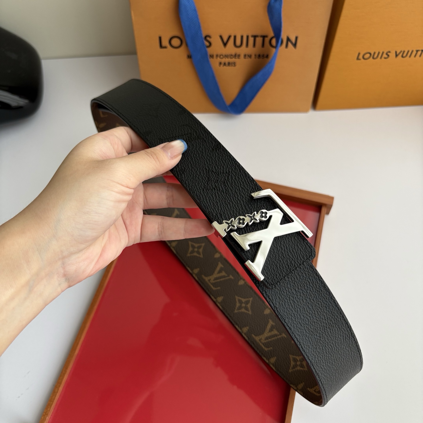 Lv字母老花印花搭配另一面黑灰色印花，搭配精品挂扣，精致百搭，时尚大方，宽4.0cm