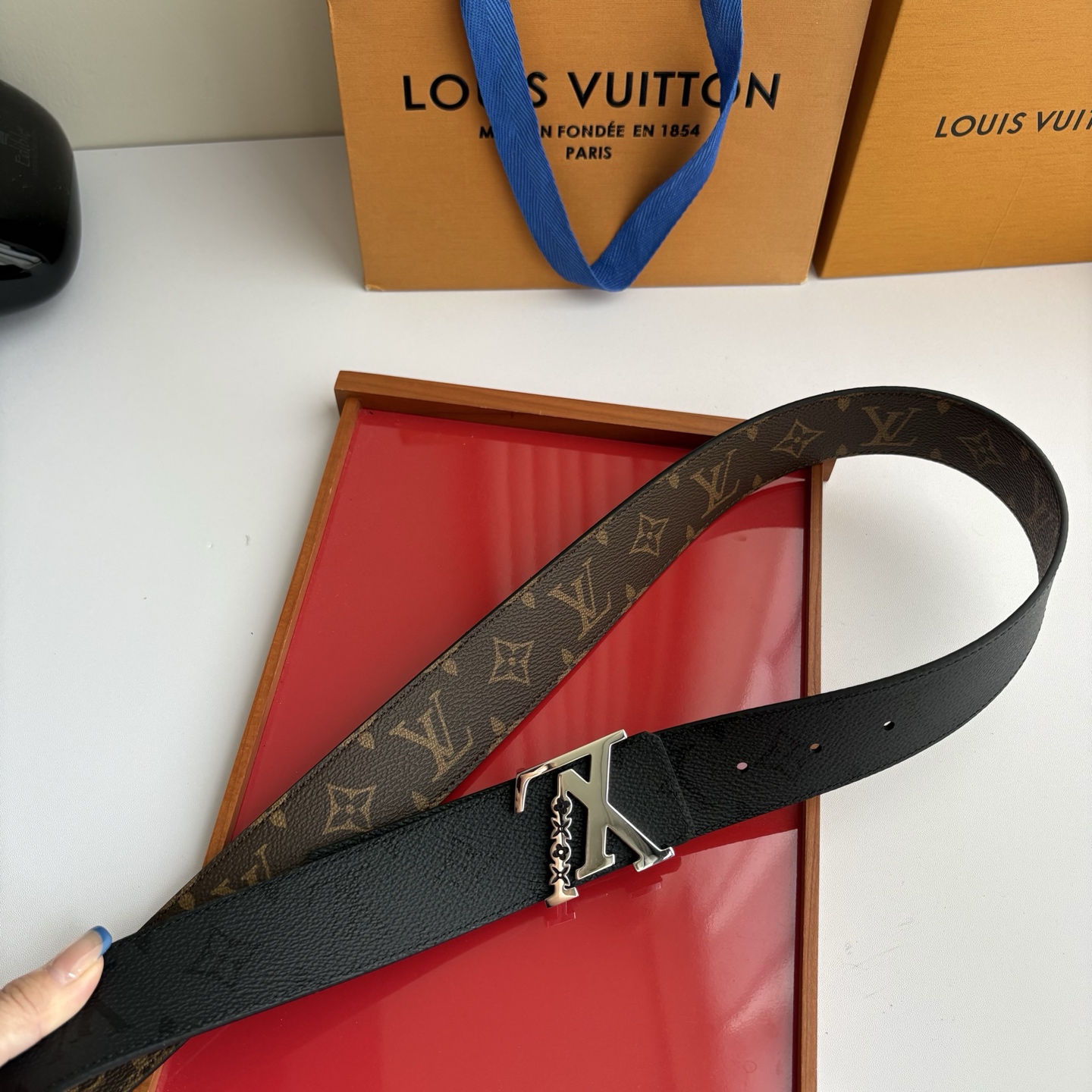 Lv字母老花印花搭配另一面黑灰色印花，搭配精品挂扣，精致百搭，时尚大方，宽4.0cm