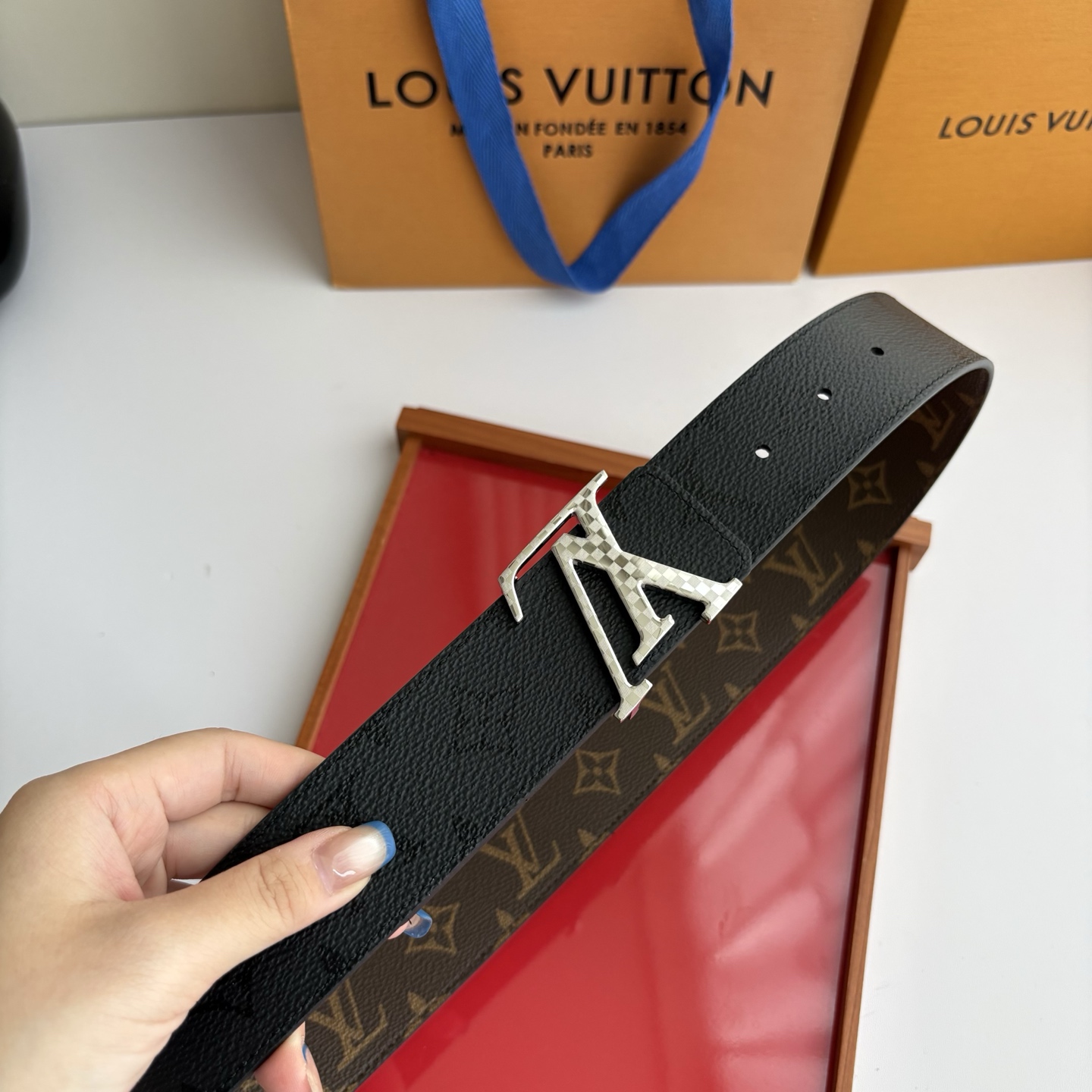 Lv字母老花印花搭配另一面黑灰色印花，搭配精品挂扣，精致百搭，时尚大方，宽4.0cm