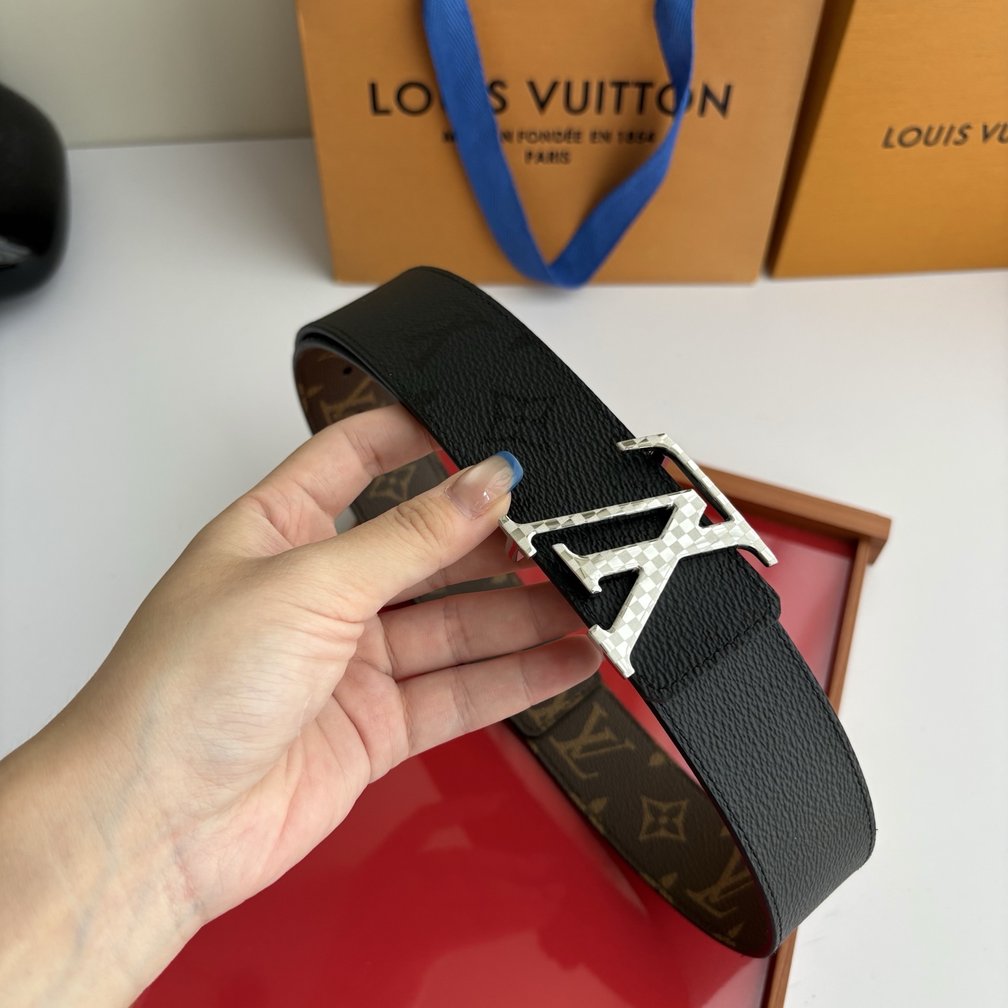 Lv字母老花印花搭配另一面黑灰色印花，搭配精品挂扣，精致百搭，时尚大方，宽4.0cm