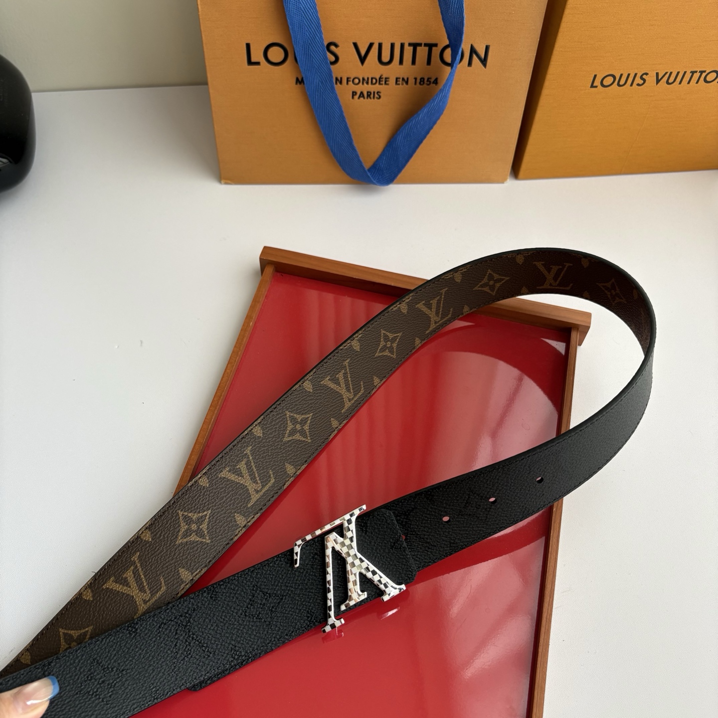 Lv字母老花印花搭配另一面黑灰色印花，搭配精品挂扣，精致百搭，时尚大方，宽4.0cm