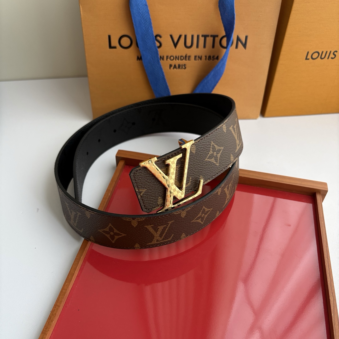 Lv字母老花印花搭配另一面黑灰色印花，搭配精品挂扣，精致百搭，时尚大方，宽4.0cm