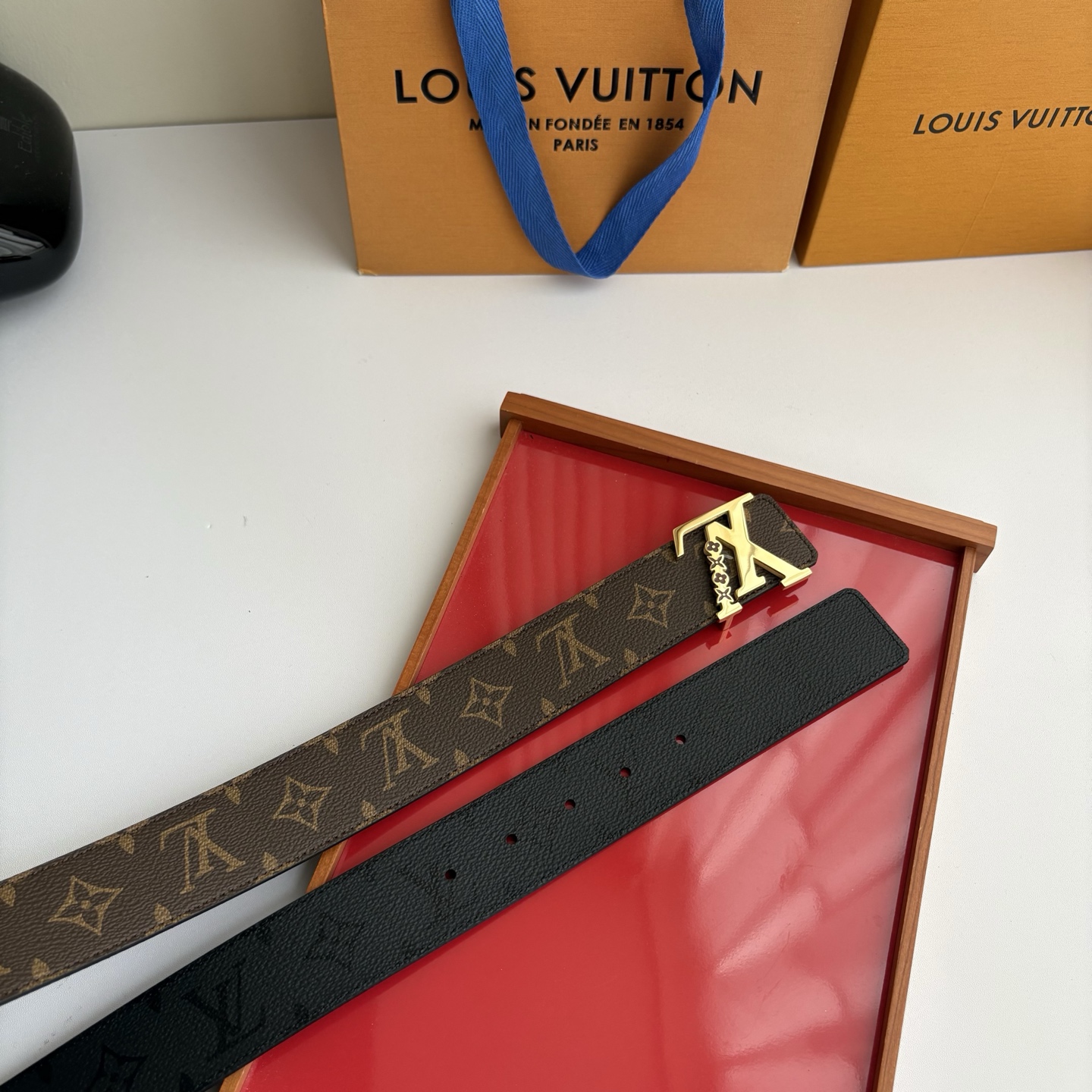 Lv字母老花印花搭配另一面黑灰色印花，搭配精品挂扣，精致百搭，时尚大方，宽4.0cm