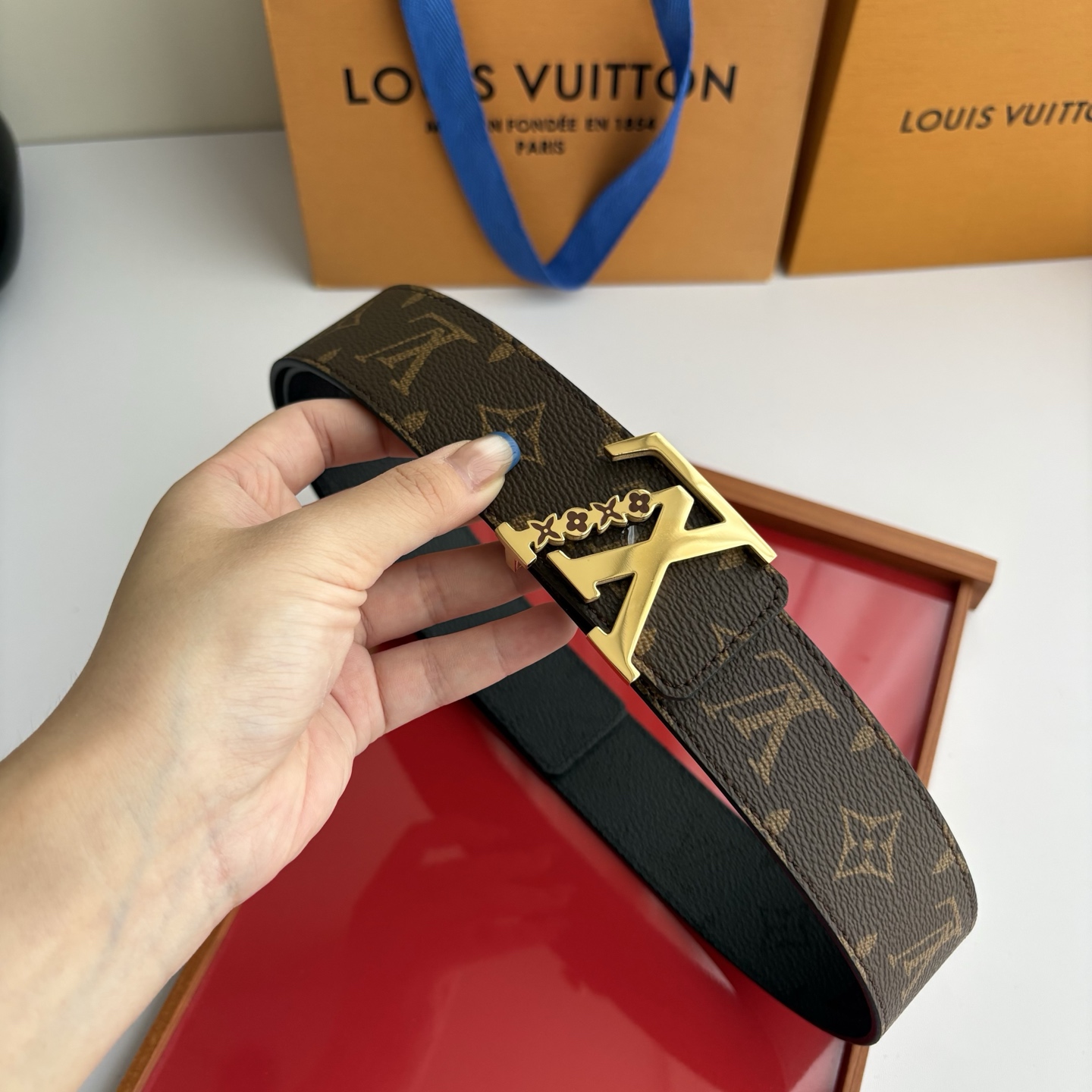 Lv字母老花印花搭配另一面黑灰色印花，搭配精品挂扣，精致百搭，时尚大方，宽4.0cm