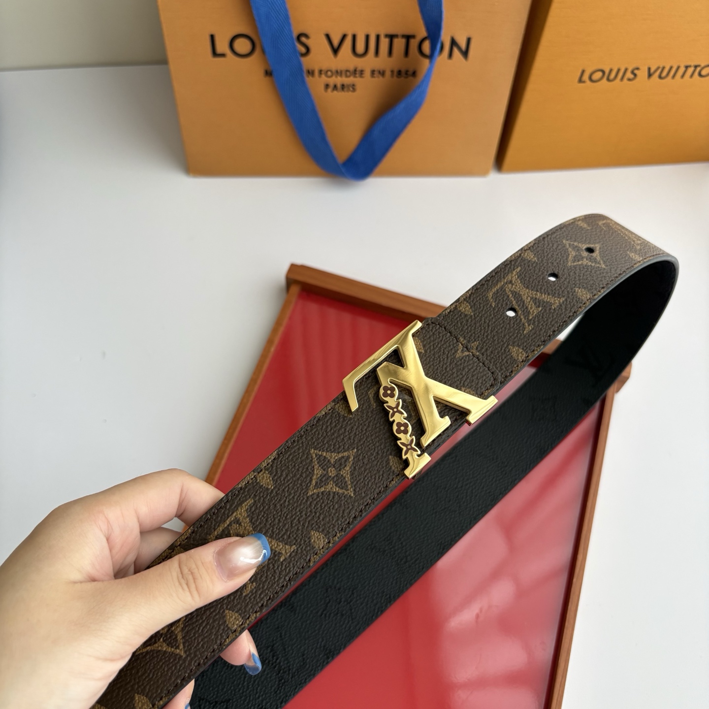 Lv字母老花印花搭配另一面黑灰色印花，搭配精品挂扣，精致百搭，时尚大方，宽4.0cm