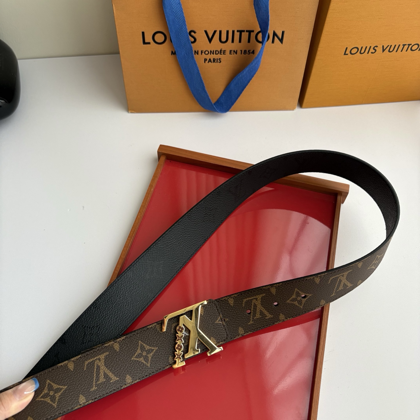 Lv字母老花印花搭配另一面黑灰色印花，搭配精品挂扣，精致百搭，时尚大方，宽4.0cm