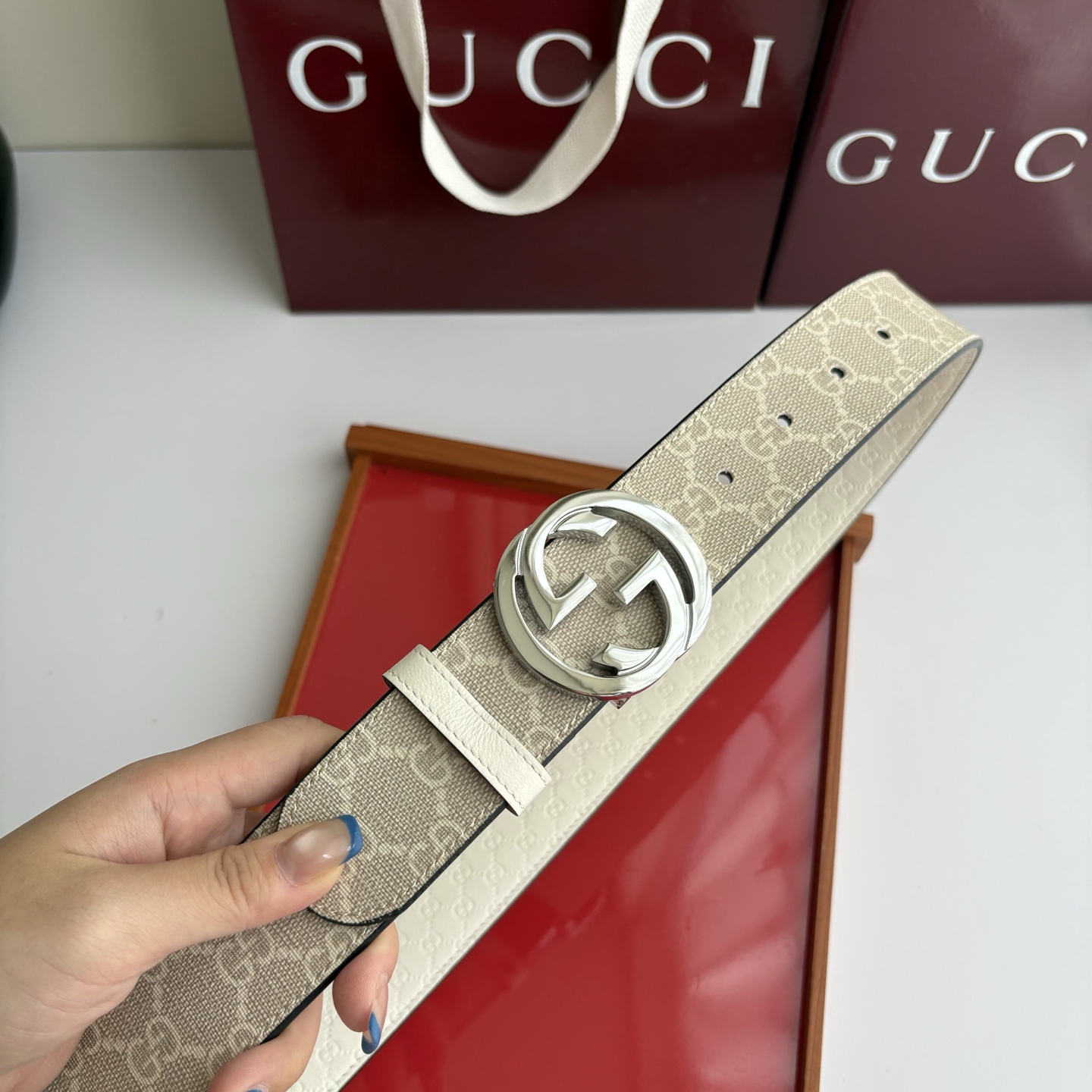 Gucci原单品质，米白色pvc印花面搭配白色压小花底，精品旋转扣，精工制作，细节看图，实物拍摄，高端奢华，宽度3.8c