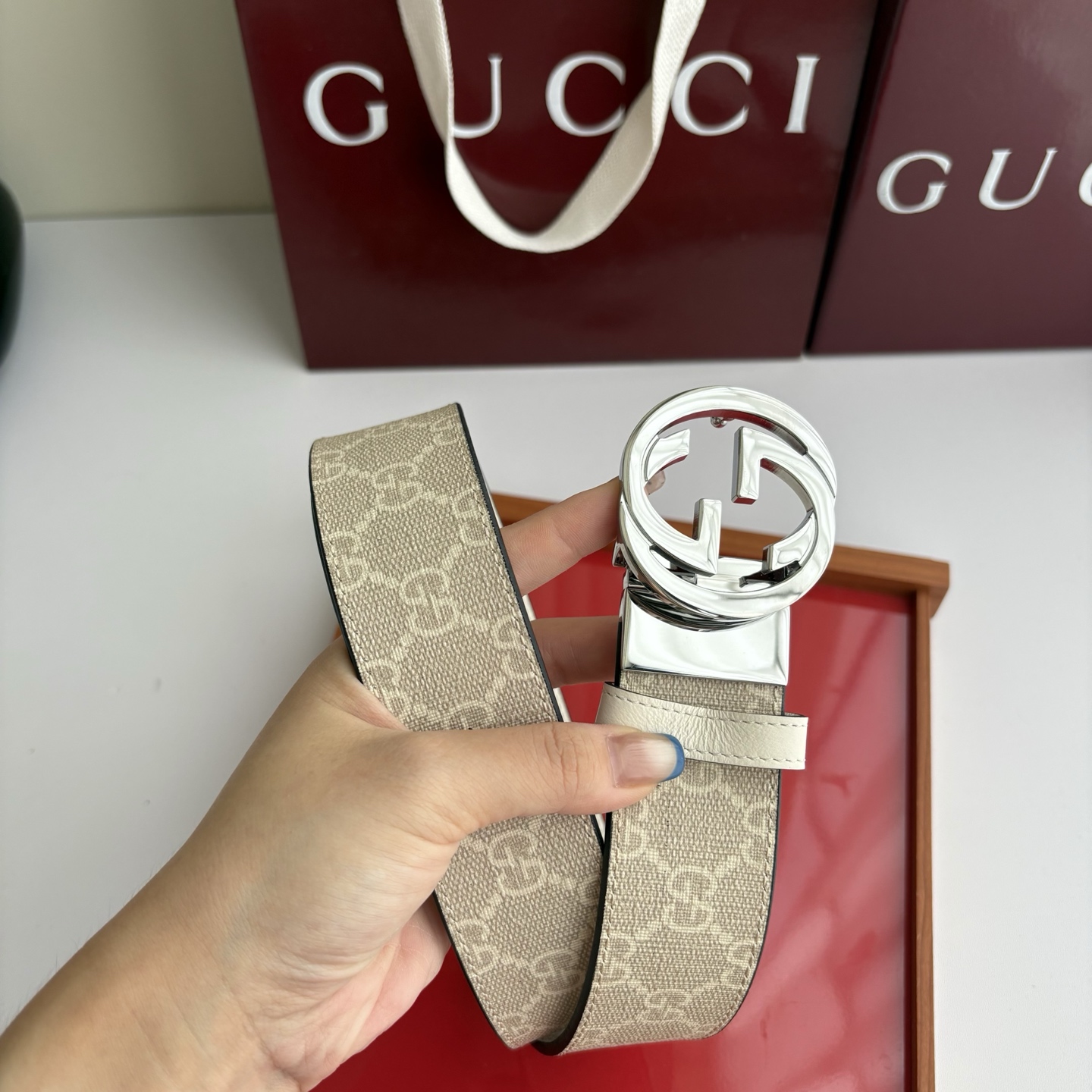 Gucci原单品质，米白色pvc印花面搭配白色压小花底，精品旋转扣，精工制作，细节看图，实物拍摄，高端奢华，宽度3.8c