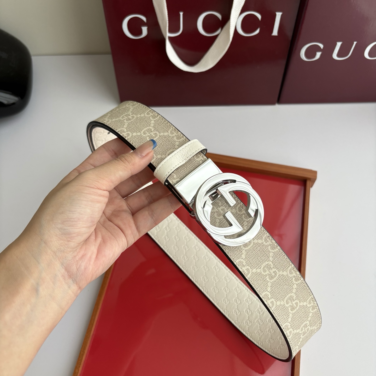 Gucci原单品质，米白色pvc印花面搭配白色压小花底，精品旋转扣，精工制作，细节看图，实物拍摄，高端奢华，宽度3.8c