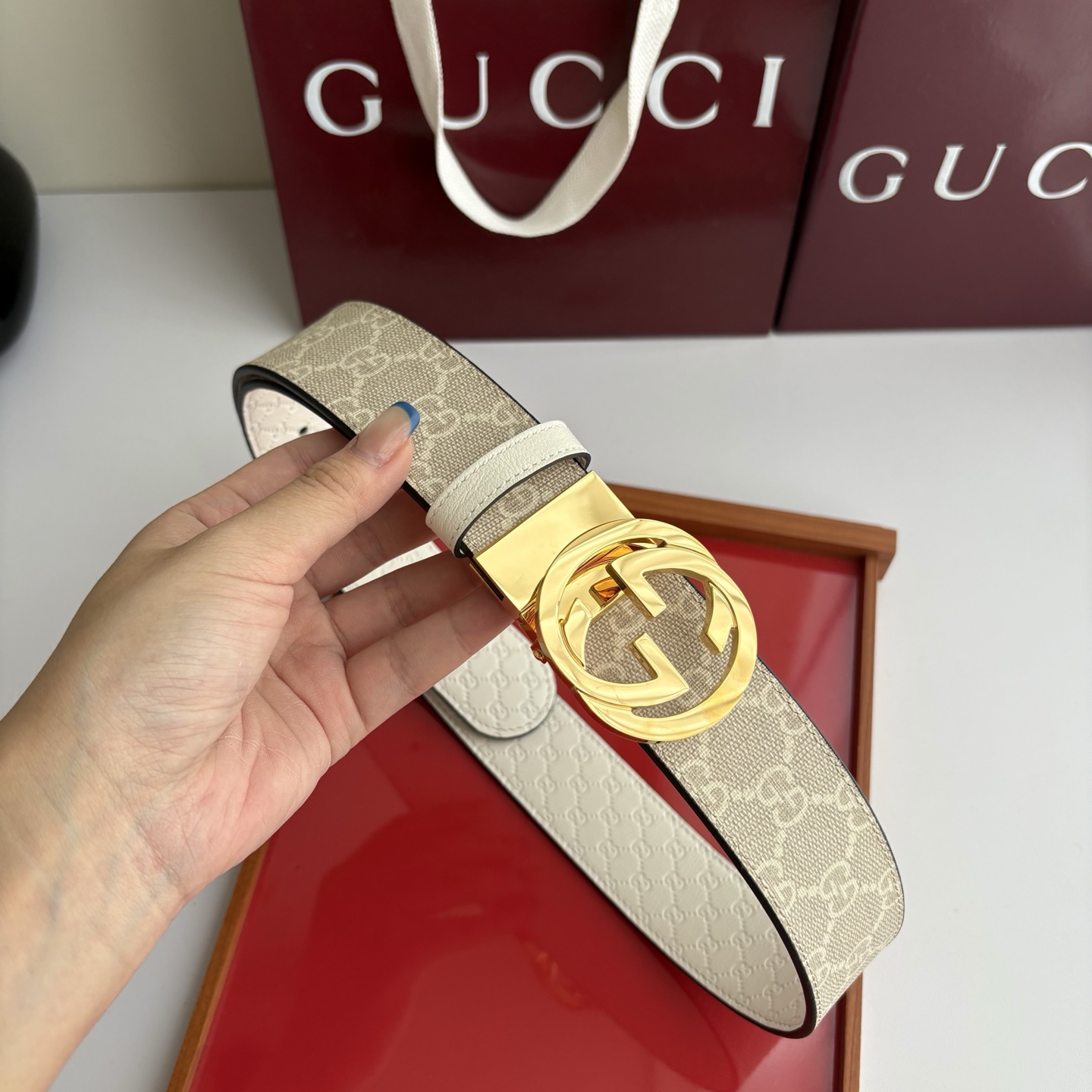 Gucci原单品质，米白色pvc印花面搭配白色压小花底，精品旋转扣，精工制作，细节看图，实物拍摄，高端奢华，宽度3.8c