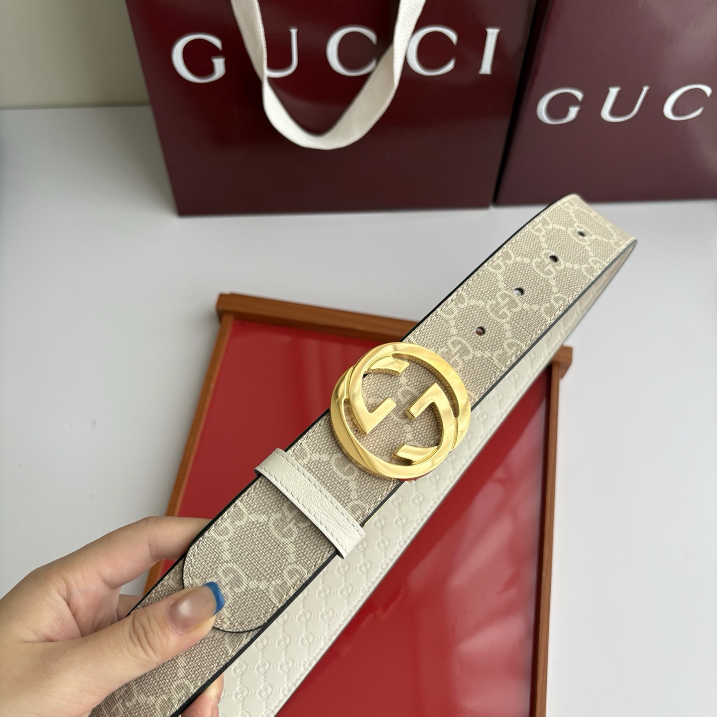 Gucci原单品质，米白色pvc印花面搭配白色压小花底，精品旋转扣，精工制作，细节看图，实物拍摄，高端奢华，宽度3.8c
