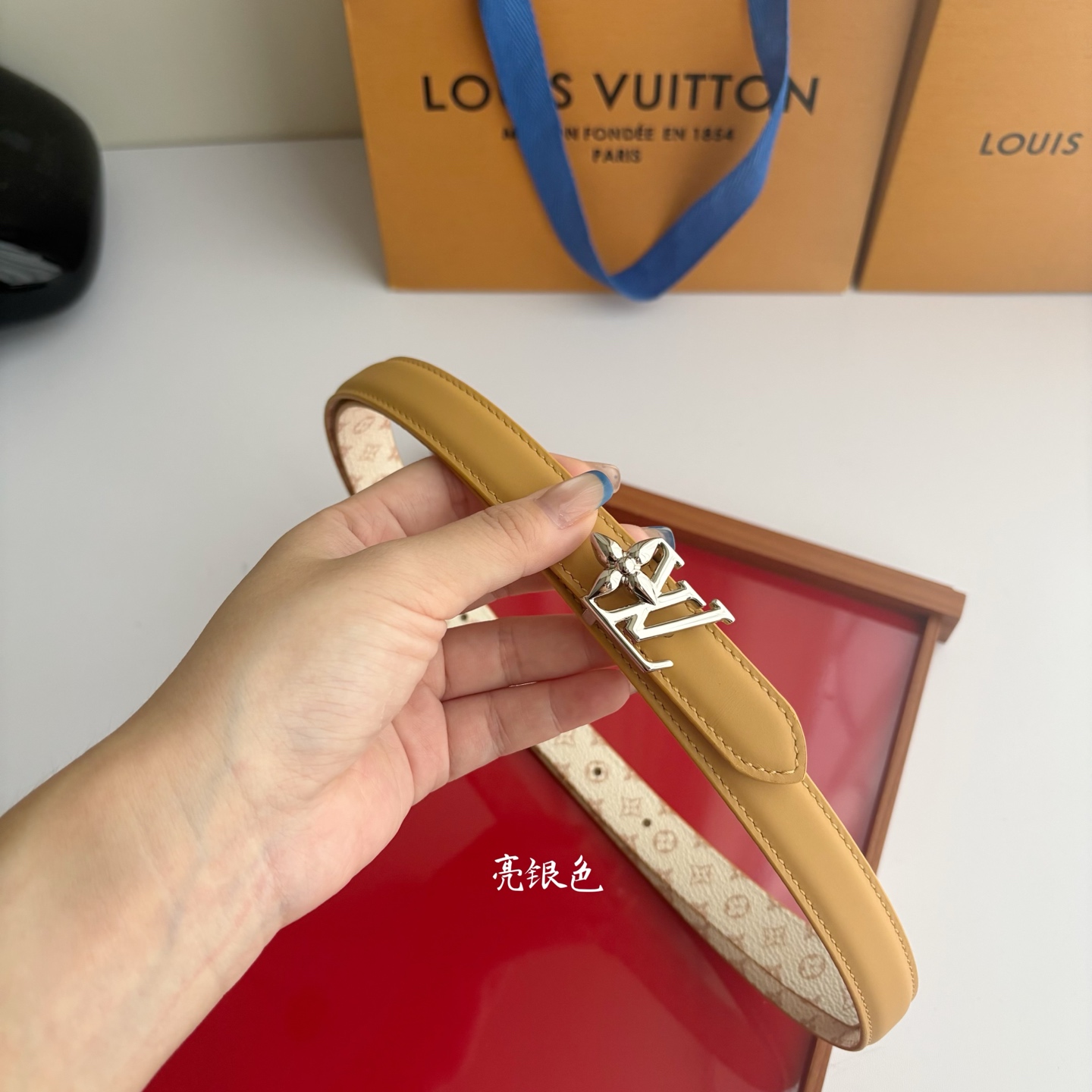 【LOUIS VUITTON】：经典原单品质，一面杏色平纹一面白色印花，原单精品挂扣，精工制作，细节看图，实物拍摄，高端