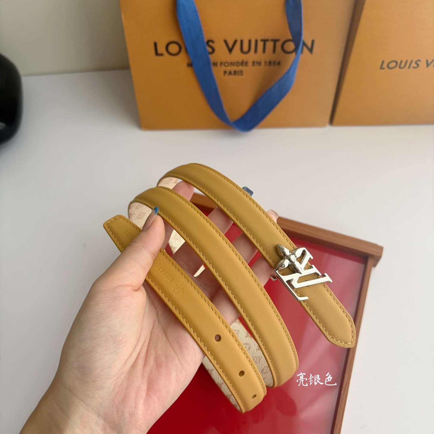 【LOUIS VUITTON】：经典原单品质，一面杏色平纹一面白色印花，原单精品挂扣，精工制作，细节看图，实物拍摄，高端