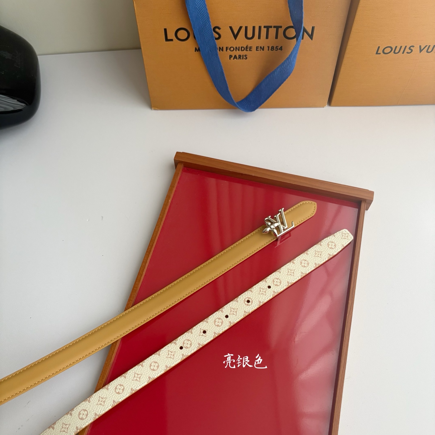 【LOUIS VUITTON】：经典原单品质，一面杏色平纹一面白色印花，原单精品挂扣，精工制作，细节看图，实物拍摄，高端