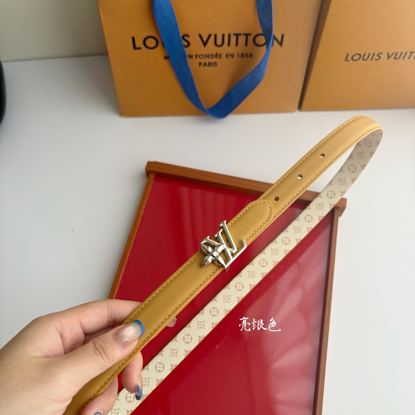 【LOUIS VUITTON】：经典原单品质，一面杏色平纹一面白色印花，原单精品挂扣，精工制作，细节看图，实物拍摄，高端