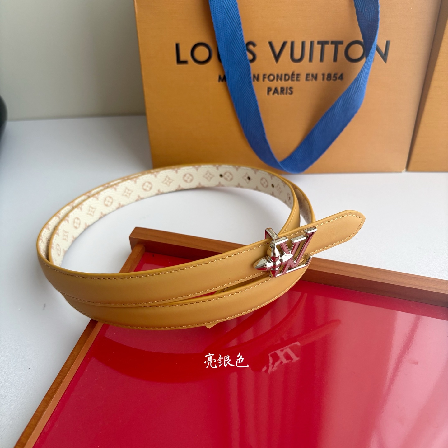 【LOUIS VUITTON】：经典原单品质，一面杏色平纹一面白色印花，原单精品挂扣，精工制作，细节看图，实物拍摄，高端