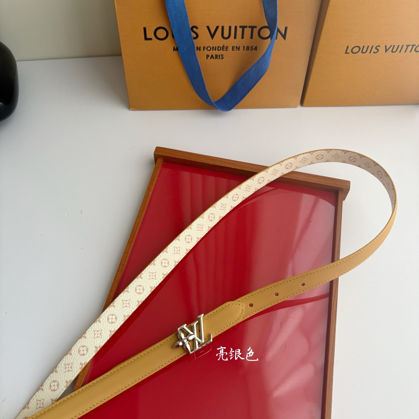 【LOUIS VUITTON】：经典原单品质，一面杏色平纹一面白色印花，原单精品挂扣，精工制作，细节看图，实物拍摄，高端