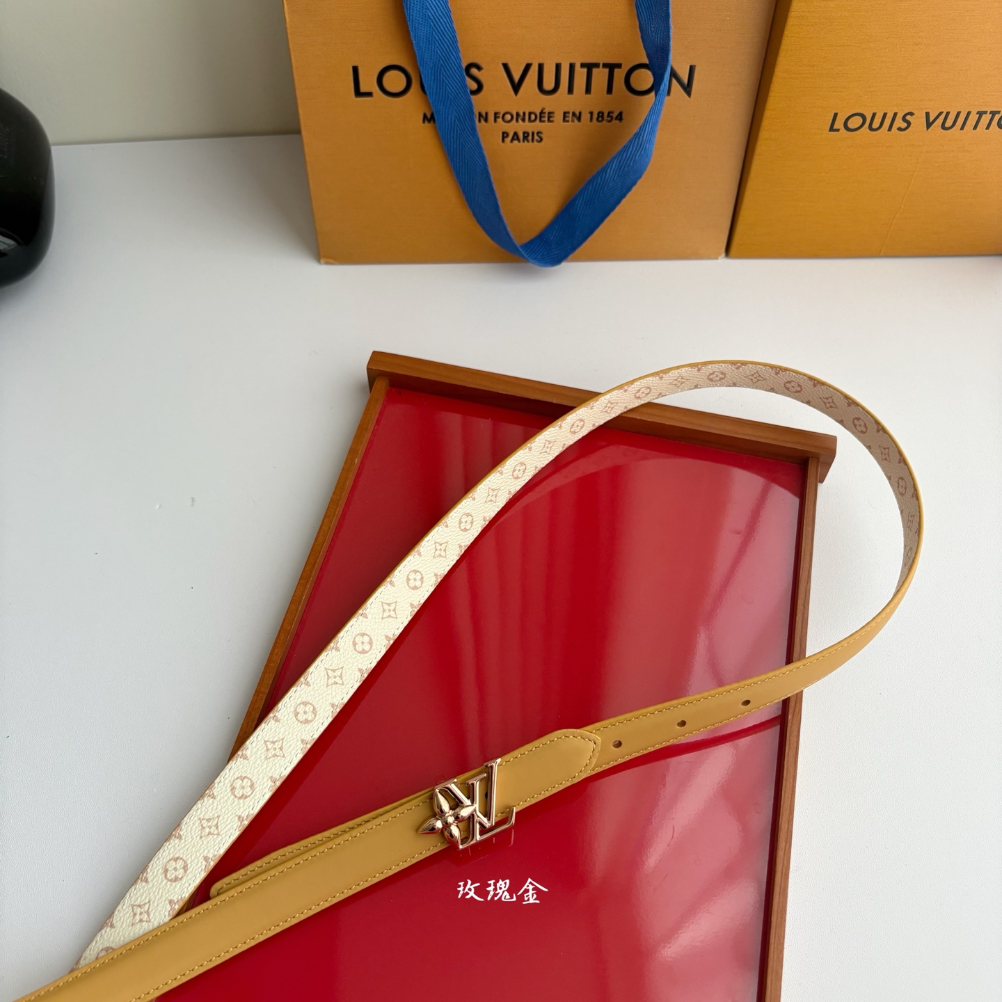 【LOUIS VUITTON】：经典原单品质，一面杏色平纹一面白色印花，原单精品挂扣，精工制作，细节看图，实物拍摄，高端