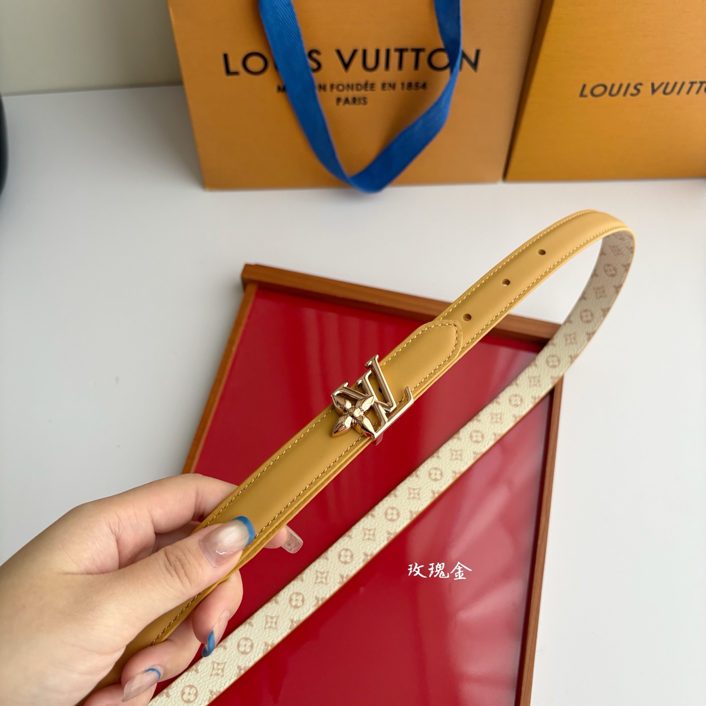 【LOUIS VUITTON】：经典原单品质，一面杏色平纹一面白色印花，原单精品挂扣，精工制作，细节看图，实物拍摄，高端