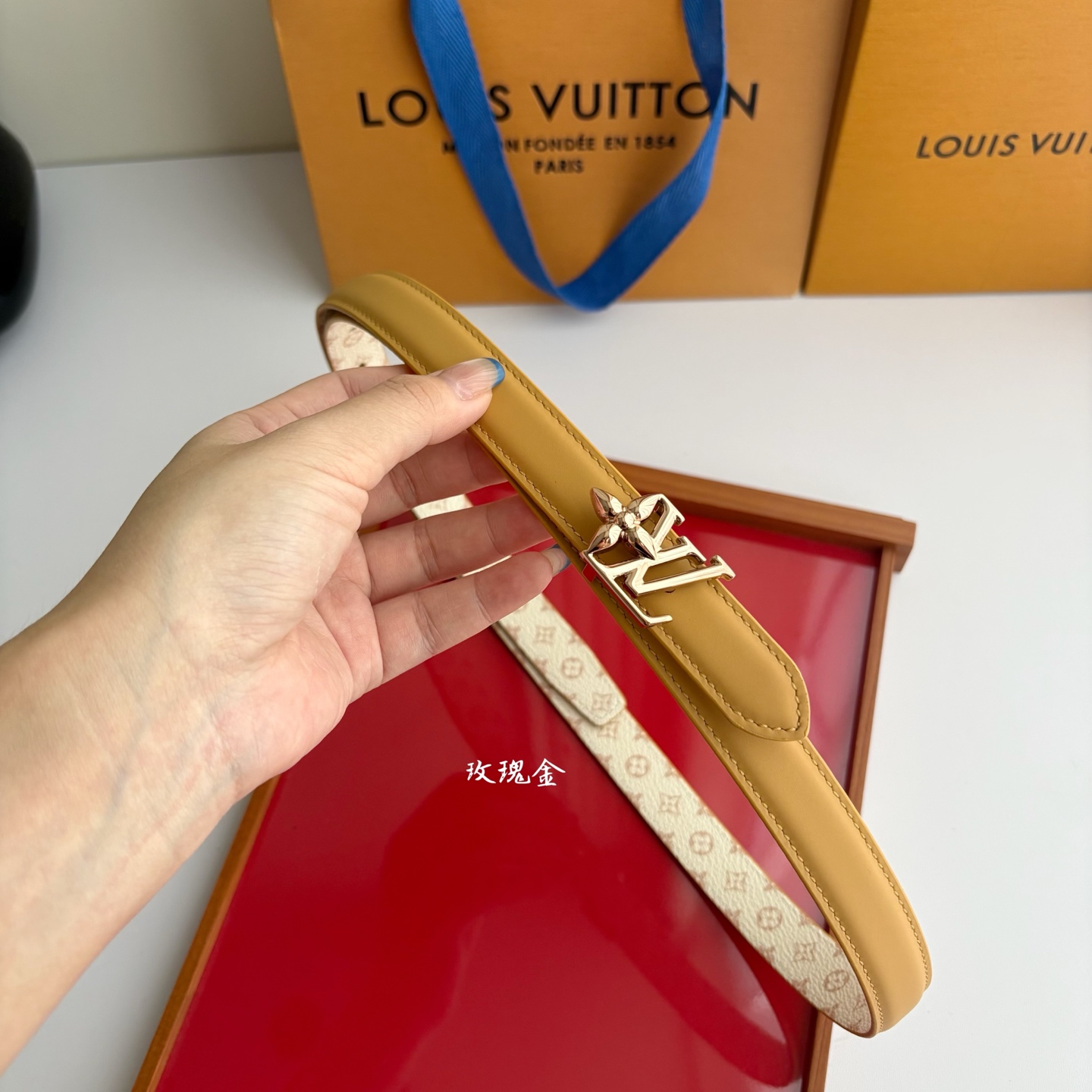 【LOUIS VUITTON】：经典原单品质，一面杏色平纹一面白色印花，原单精品挂扣，精工制作，细节看图，实物拍摄，高端