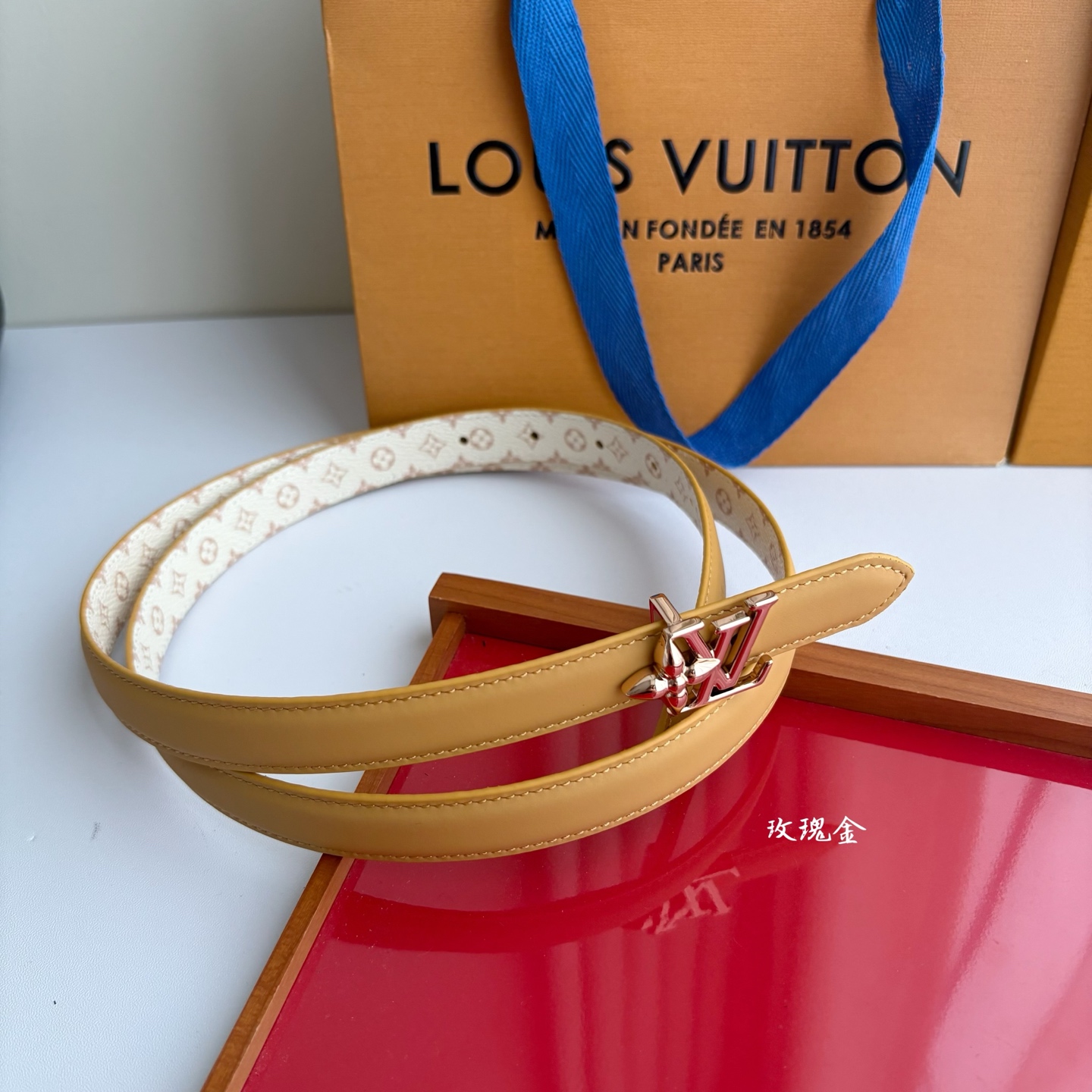 【LOUIS VUITTON】：经典原单品质，一面杏色平纹一面白色印花，原单精品挂扣，精工制作，细节看图，实物拍摄，高端