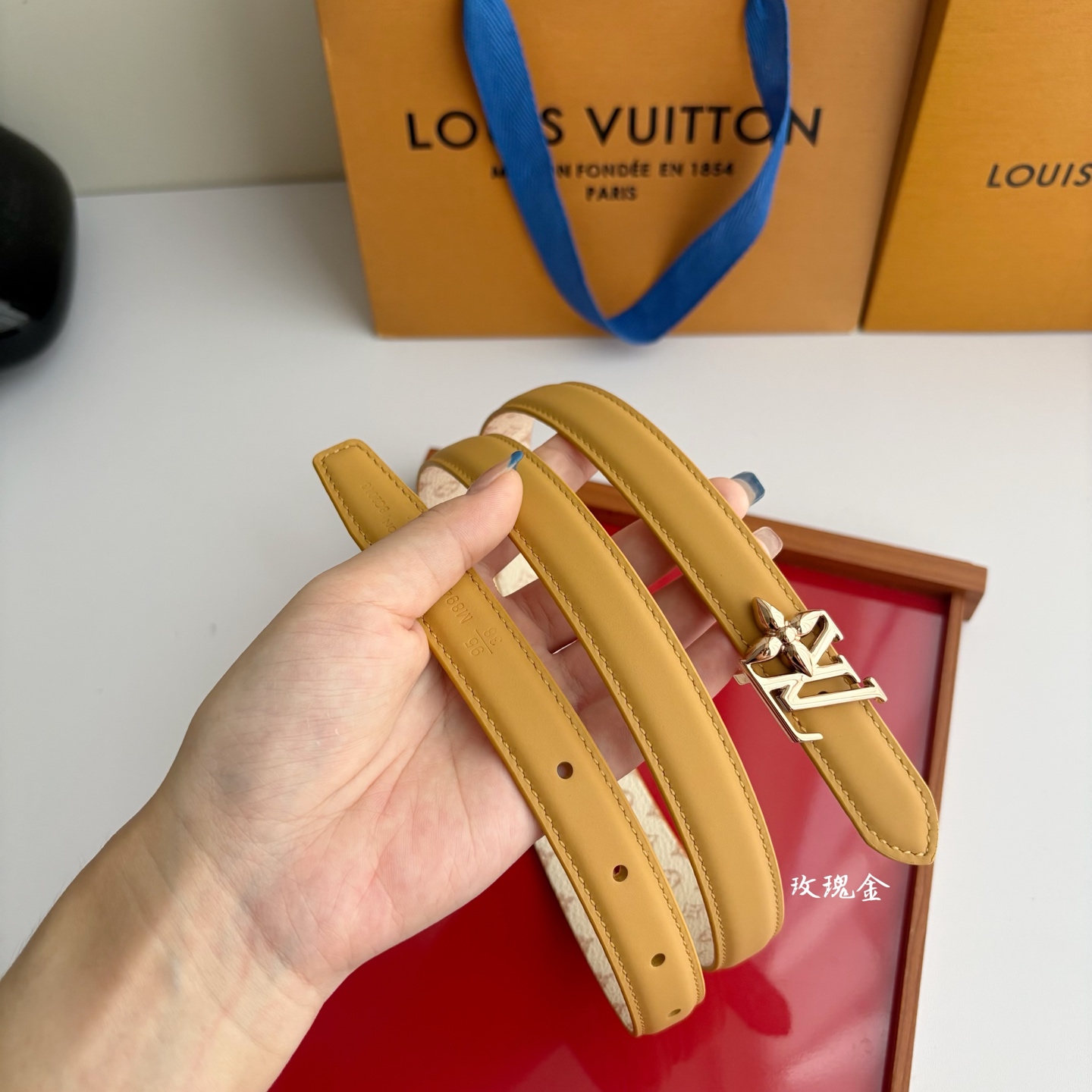 【LOUIS VUITTON】：经典原单品质，一面杏色平纹一面白色印花，原单精品挂扣，精工制作，细节看图，实物拍摄，高端