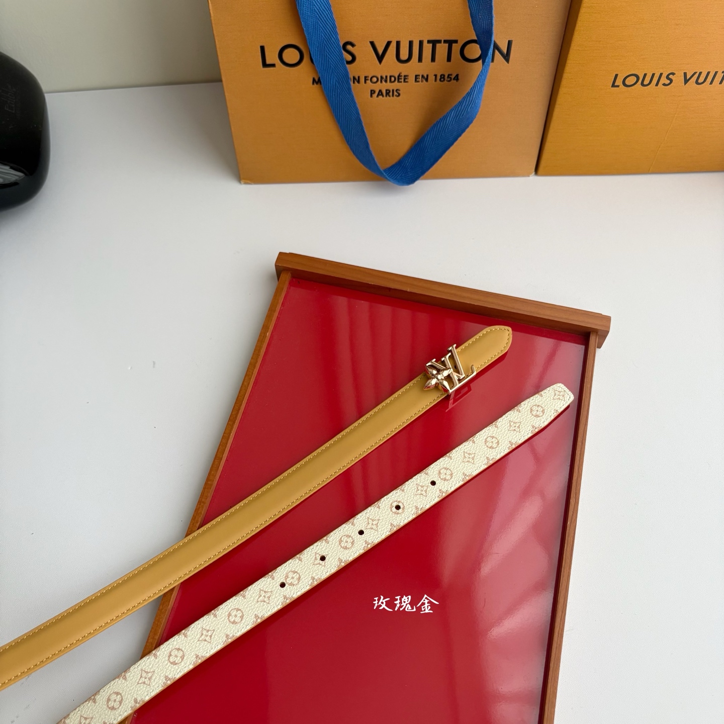 【LOUIS VUITTON】：经典原单品质，一面杏色平纹一面白色印花，原单精品挂扣，精工制作，细节看图，实物拍摄，高端