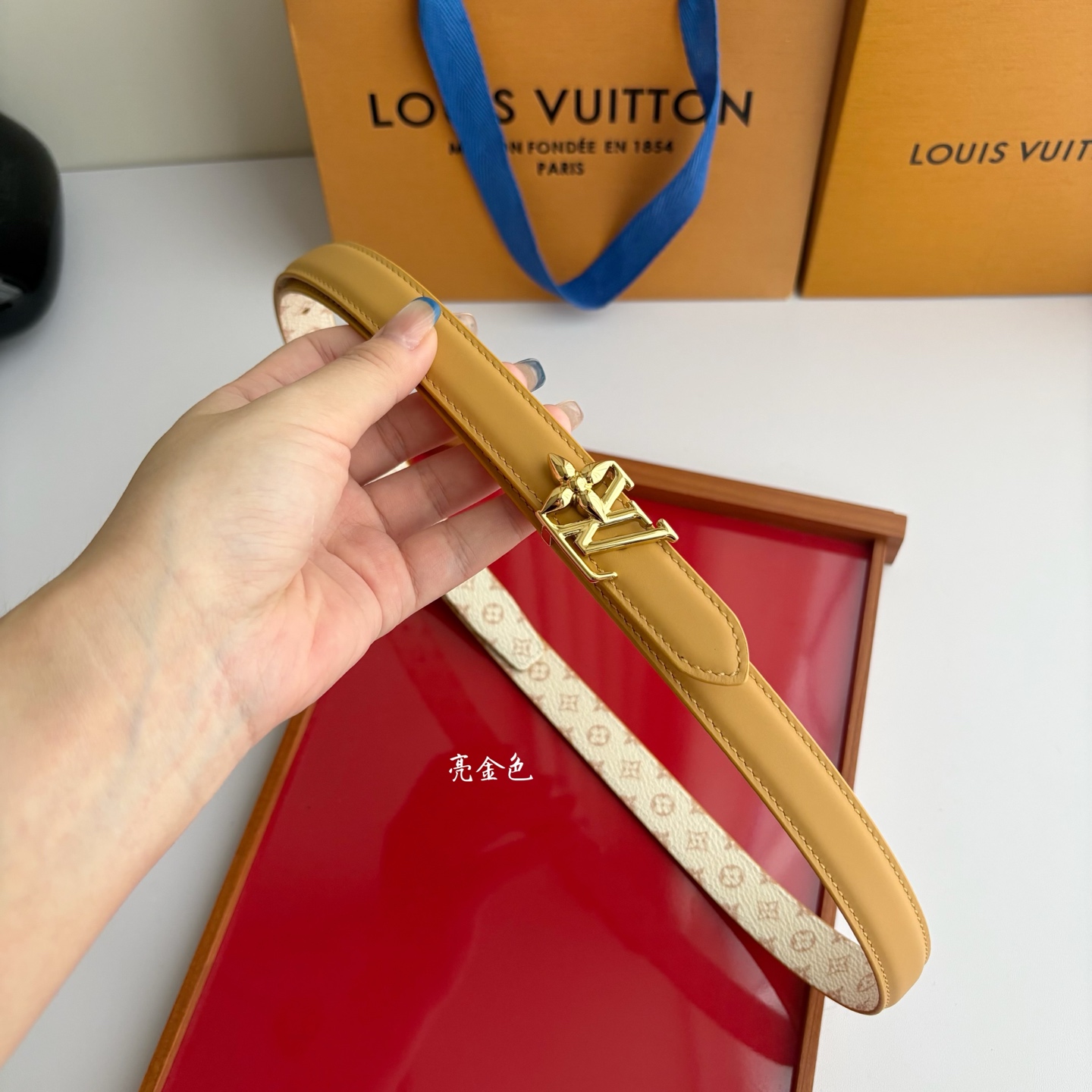 【LOUIS VUITTON】：经典原单品质，一面杏色平纹一面白色印花，原单精品挂扣，精工制作，细节看图，实物拍摄，高端